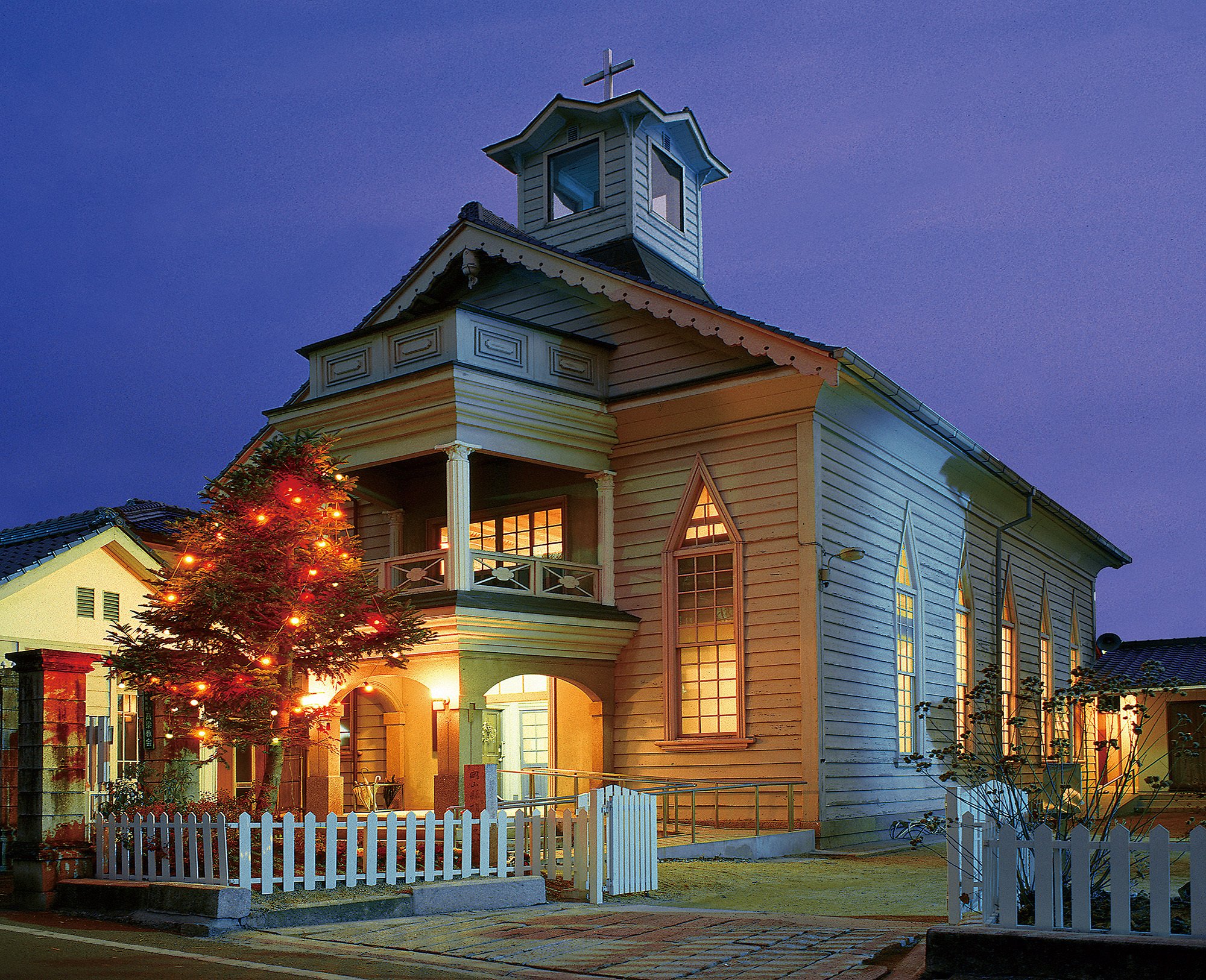 大量のポジフィルムを前に、懐古趣味は無いようです。｜小山壯二