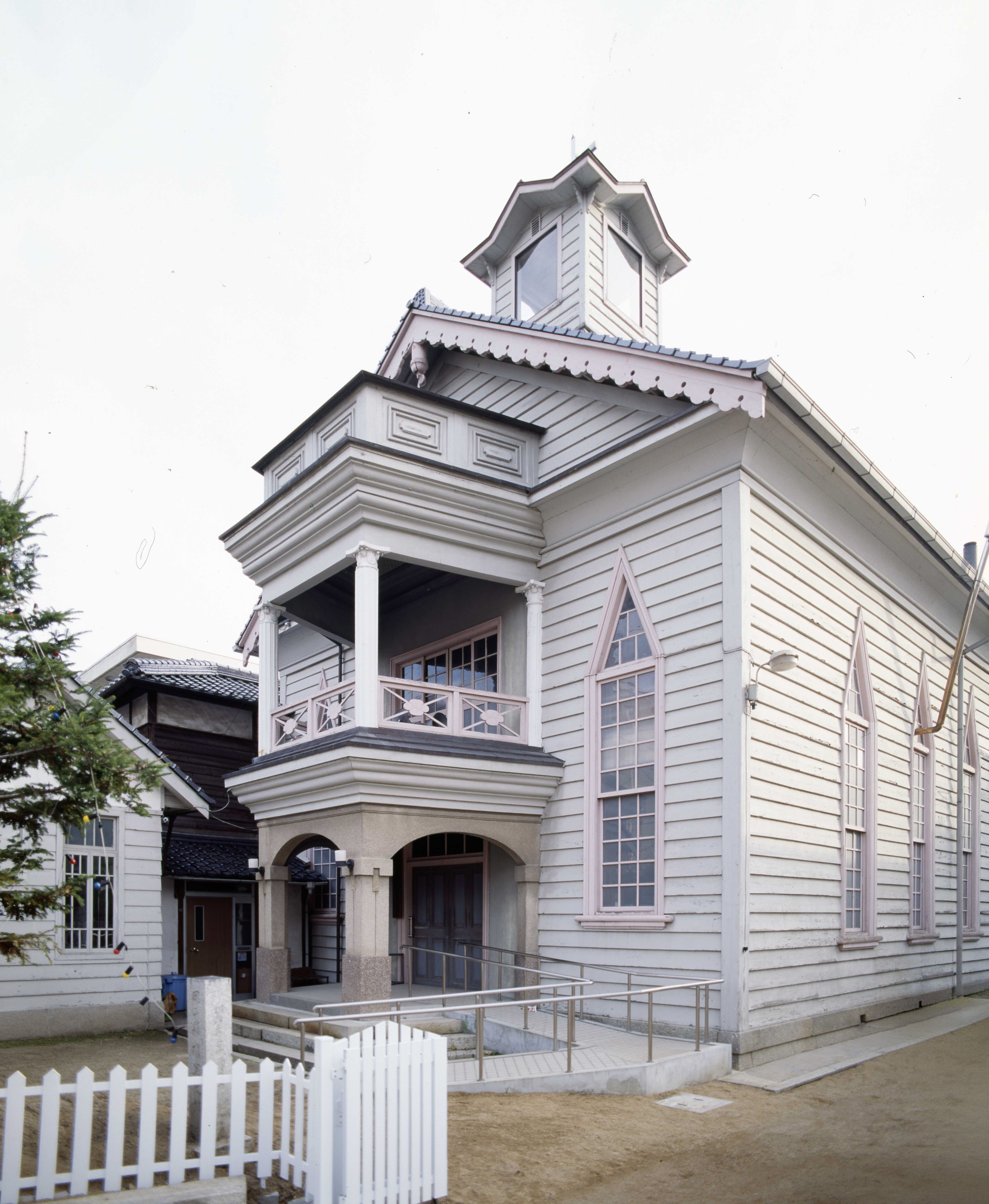 大量のポジフィルムを前に、懐古趣味は無いようです。｜小山壯二