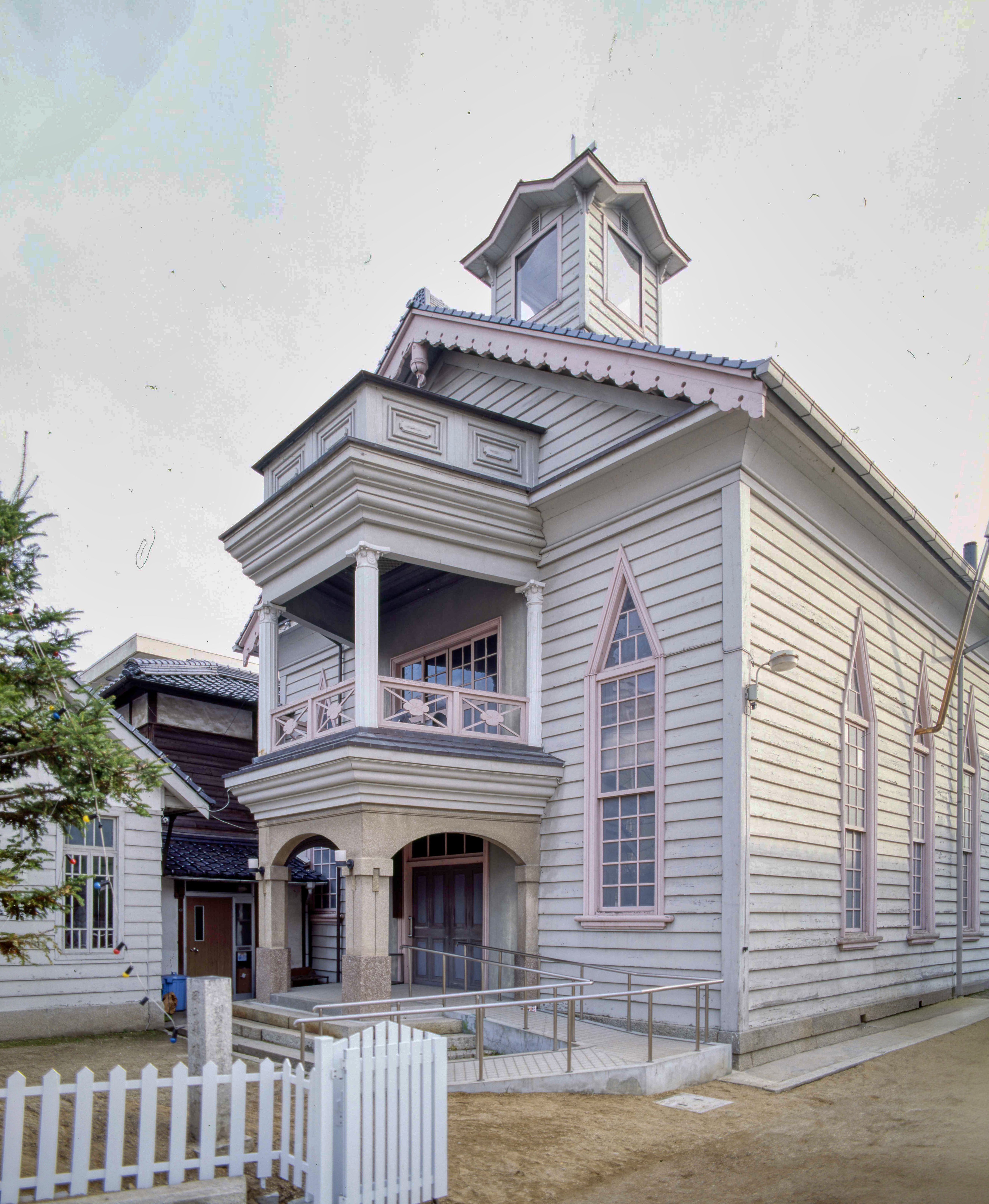 大量のポジフィルムを前に、懐古趣味は無いようです。｜小山壯二