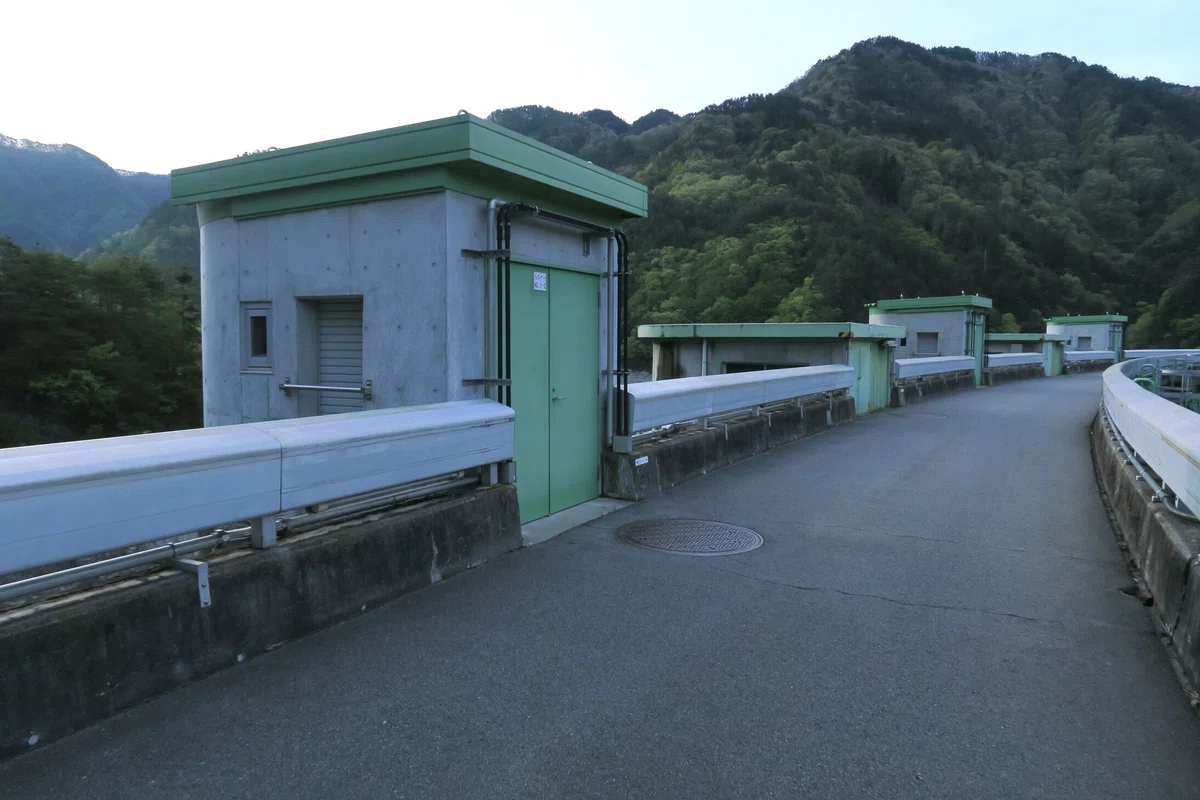 小渋ダム【長野県松川町A】|堤高105m深い谷に弧を張り続ける天竜川水系屈指の名門アーチ|まるがりくん