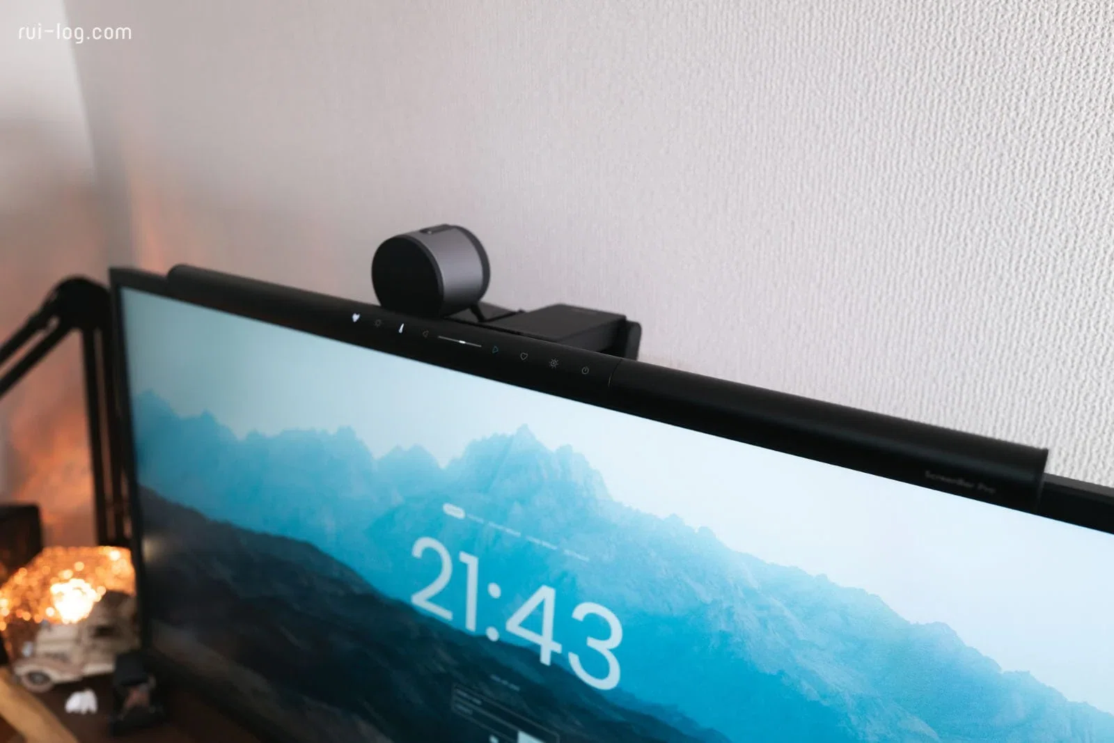 リモコンを置きたくない人へ。BenQ ScreenBar Proは「自動点灯・消灯
