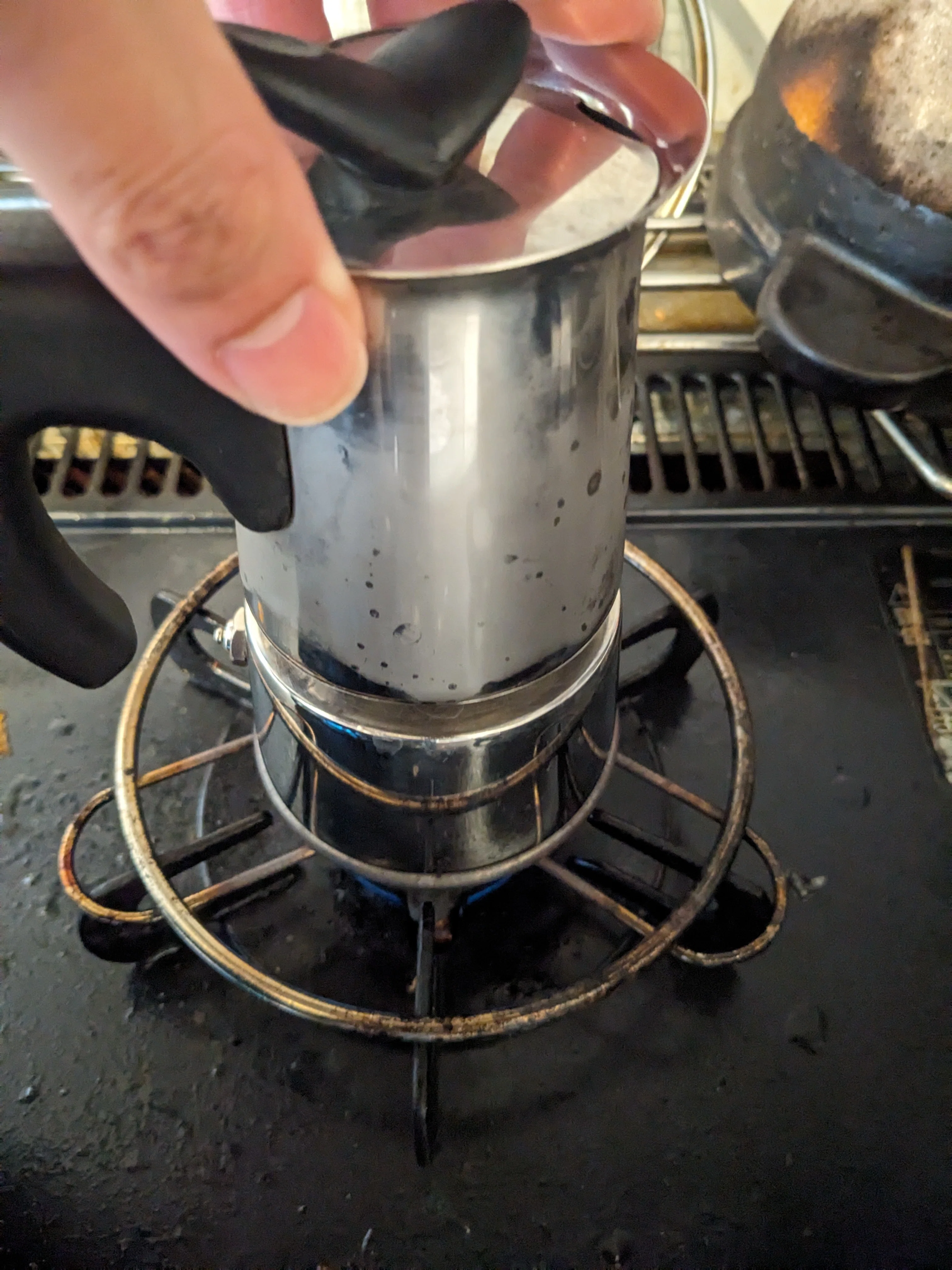 How to Brew Coffee with a Moka Pot (Moka Express)｜vier_art