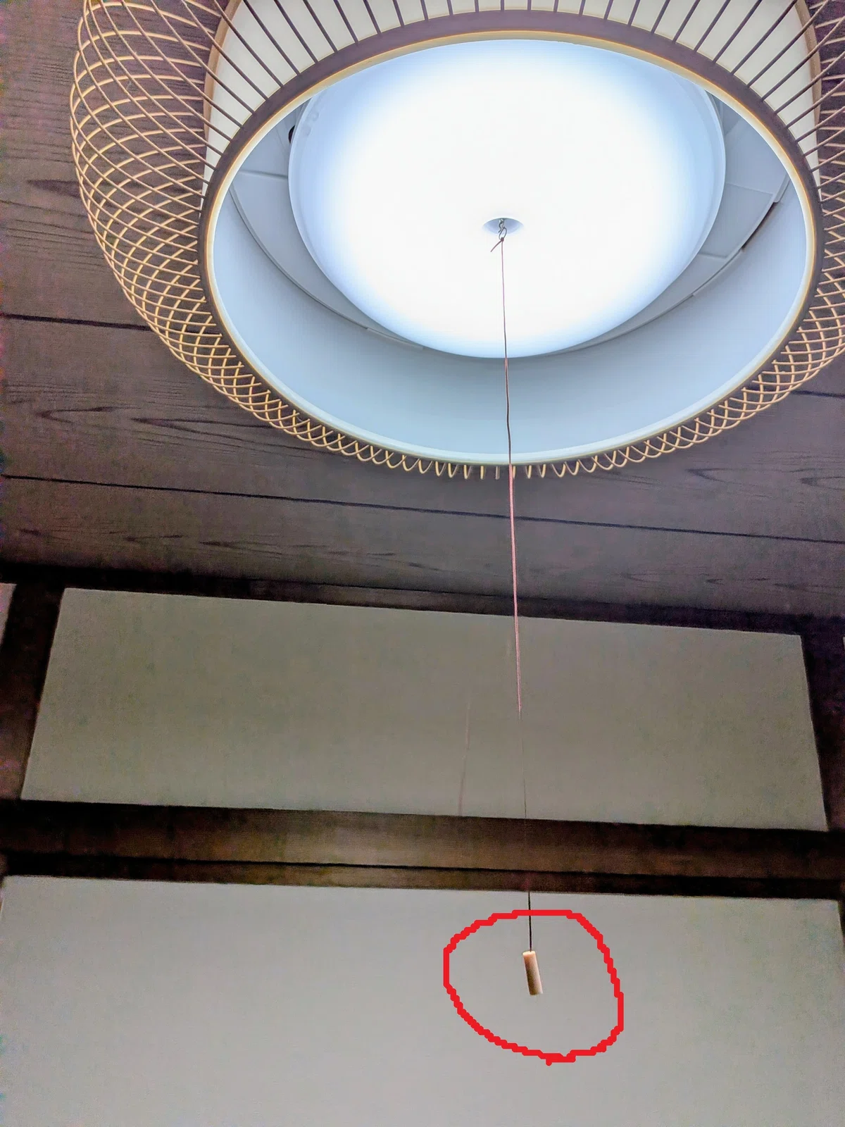 古い型式の蛍光灯と電気紐