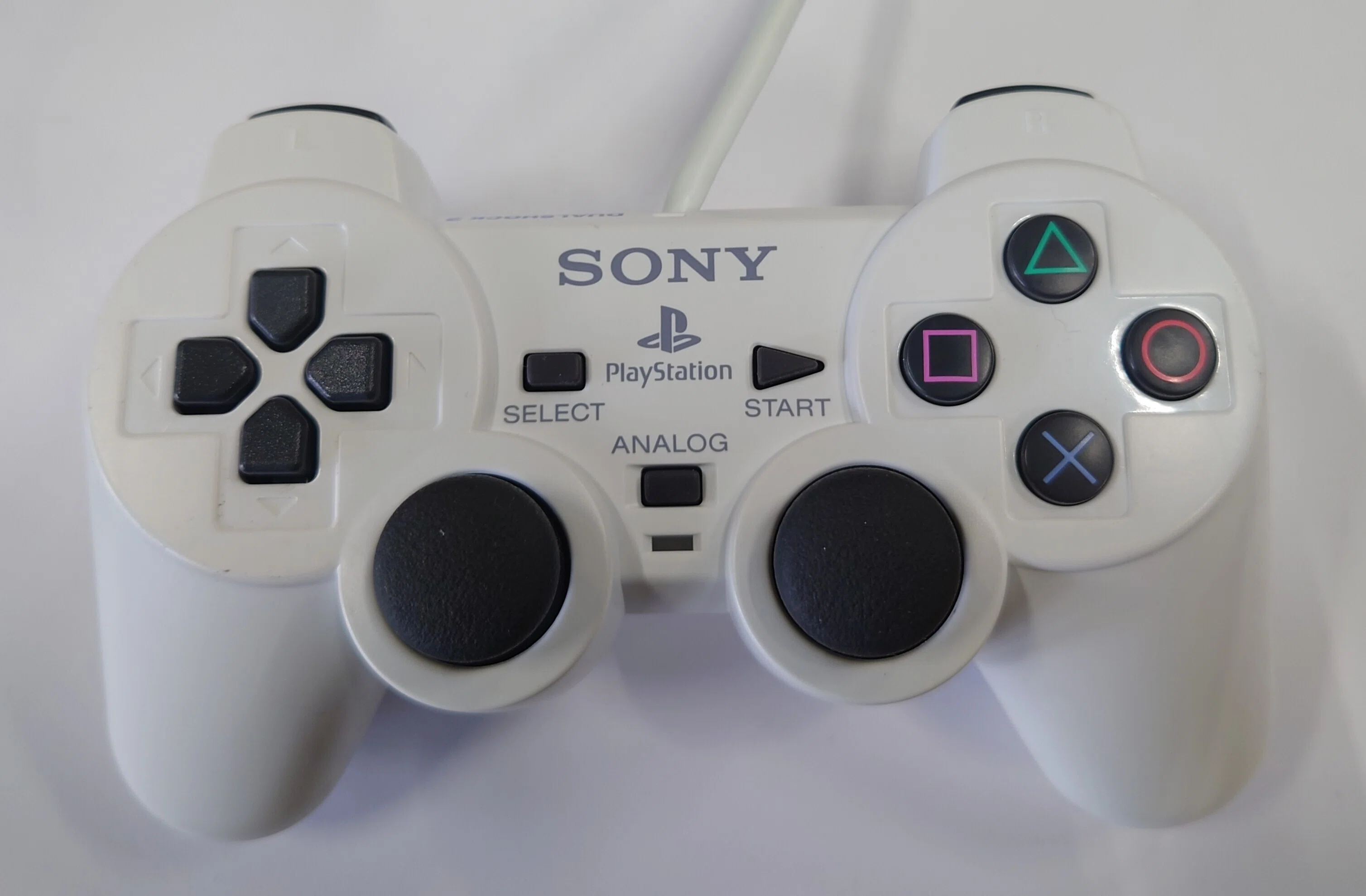 PSXのコントローラーは何が違う？見た目が紛らわしすぎるDUALSHOCK2