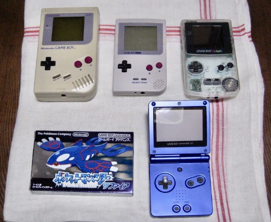 ポケモンゲーム・ゲーム機セット初代〜サンまで　ゲームボーイ ゲームボーイ型の“さいせいマシン”で，初代ポケモン楽曲を聴こう