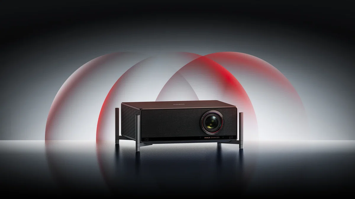 XGIMI〉 TITAN — 自宅リビングを映画館に変える、圧倒の5000ルーメン4K