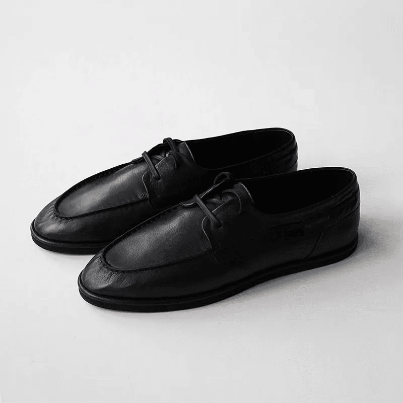 AURALEEが魅せる、レザーの新しいデッキシューズ。｜THIRTY' THIRTY'