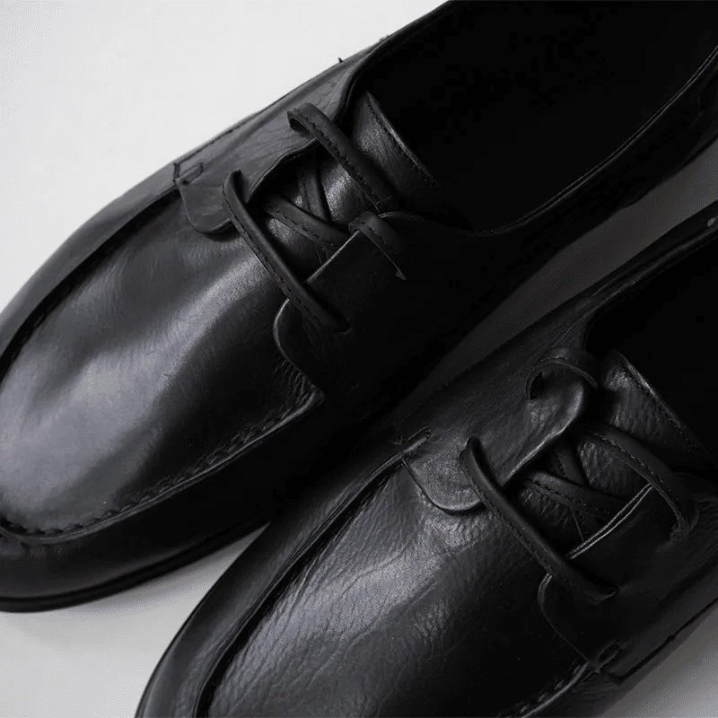 AURALEEが魅せる、レザーの新しいデッキシューズ。｜THIRTY' THIRTY'