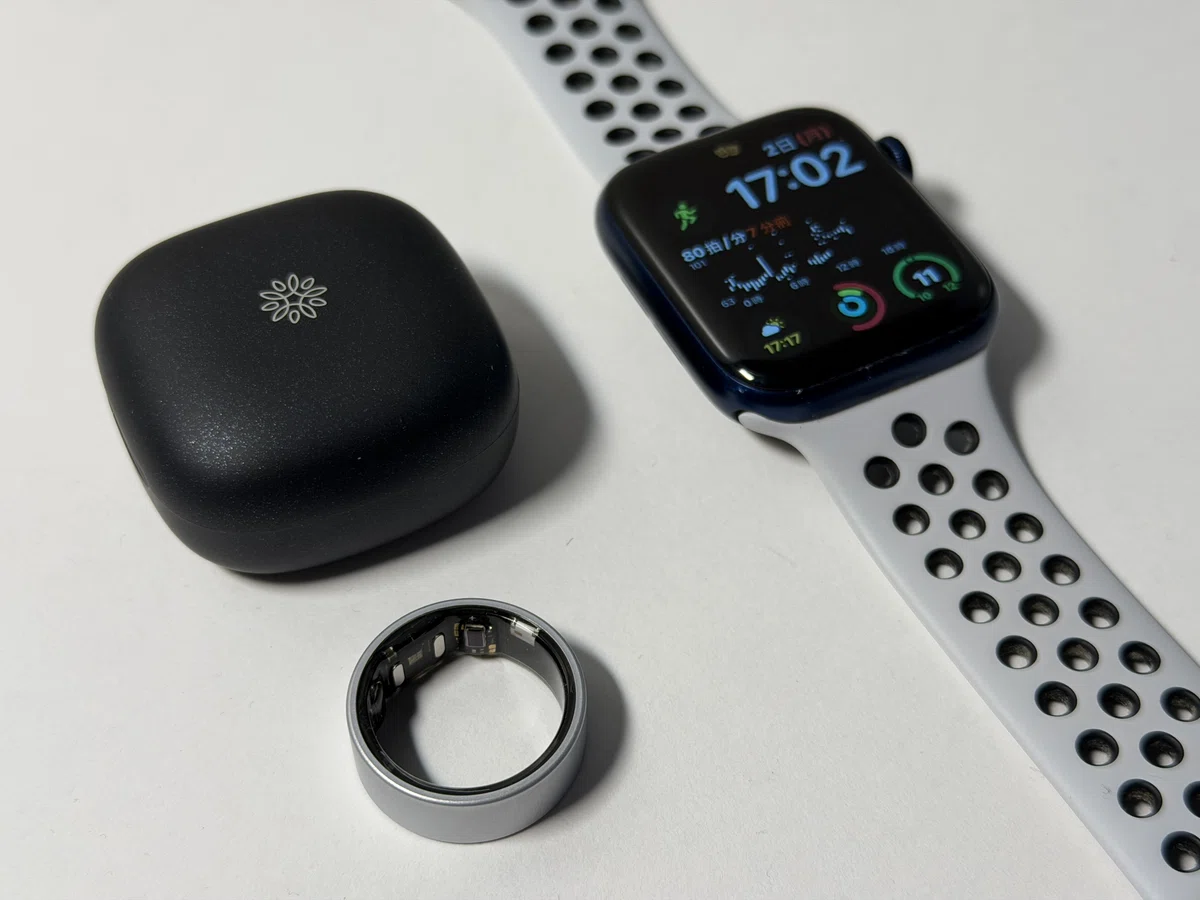 スマートリカバリーリングと充電ケースとアップルウォッチ