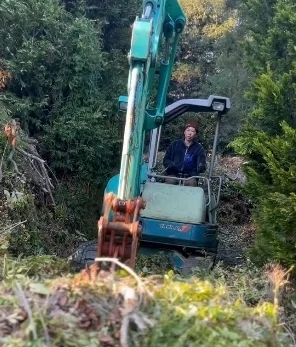 重機を操る女庭師