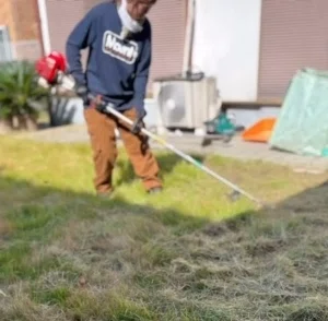 草を刈る女庭師