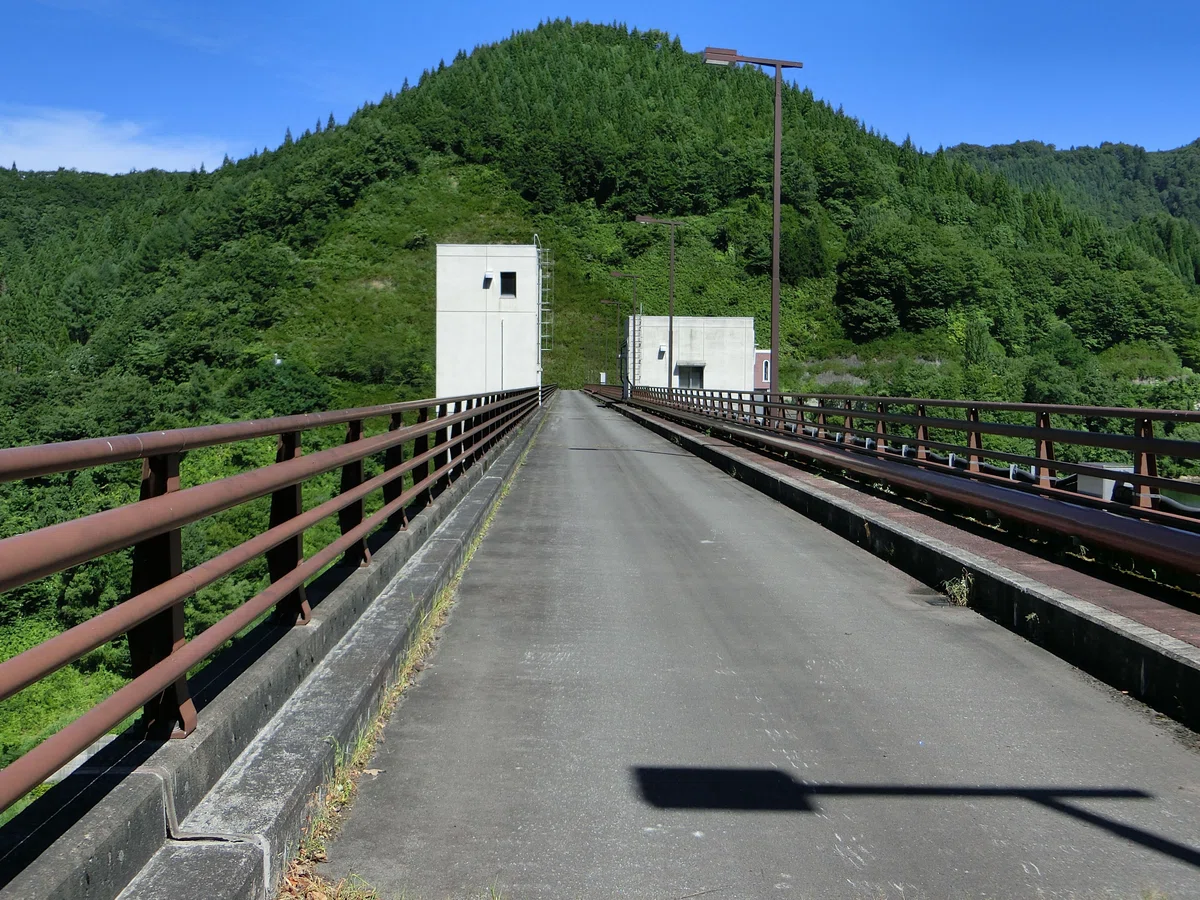 久吉ダム【青森県平川市G】|色ムラが印象を支配するワイドローな重力式ダム堤体|まるがりくん