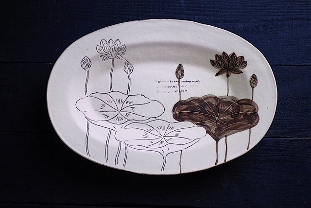 蓮の花の描かれた皿を眺めて里帰り｜小林 箏