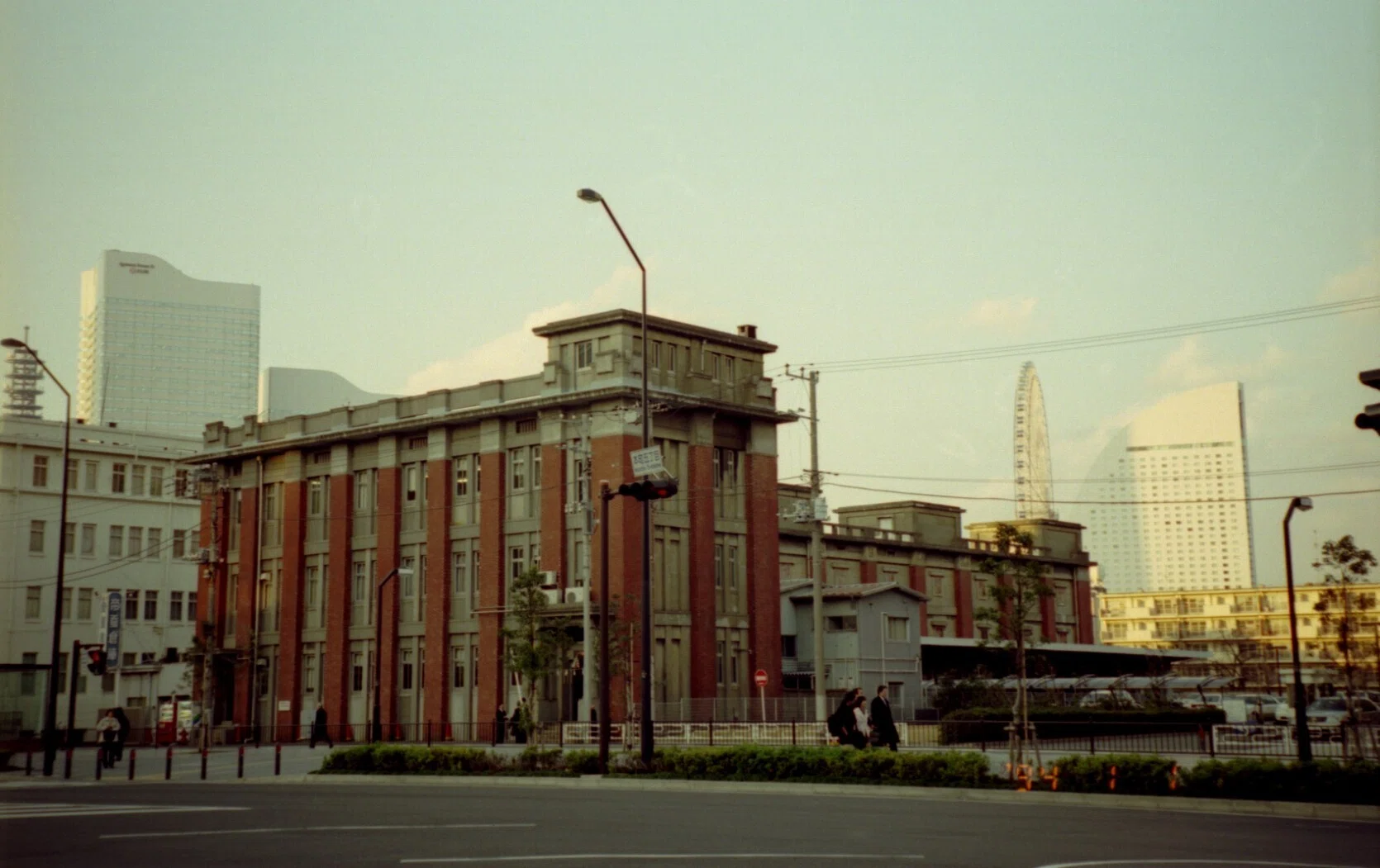 横浜　旧帝蚕倉庫　赤レンガ　希少！ 建物今昔】帝蚕倉庫・帝蚕事務所ビル（生糸試験所）｜土偶子