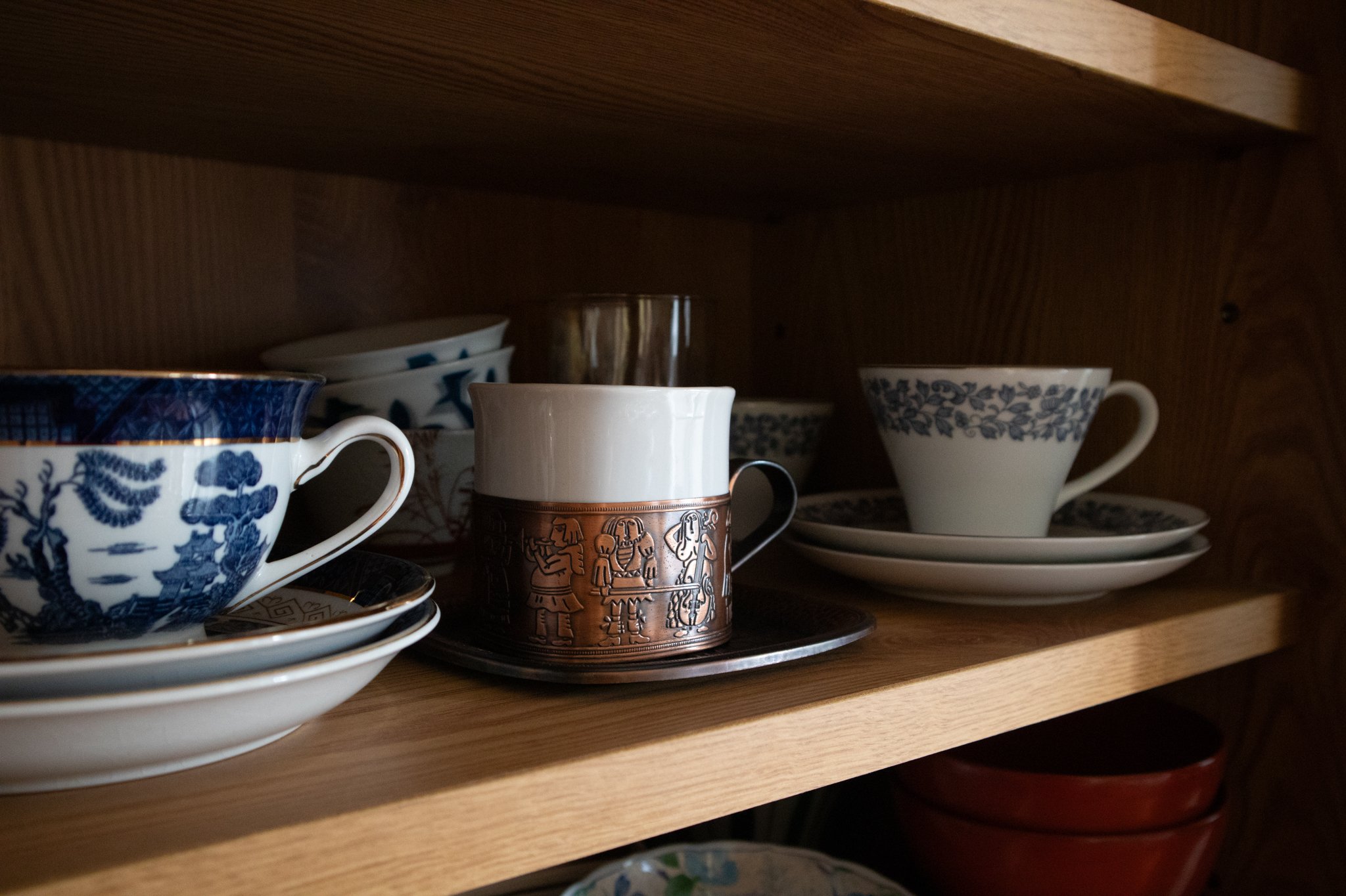 子育ての余白に並べる食器｜平松サリー