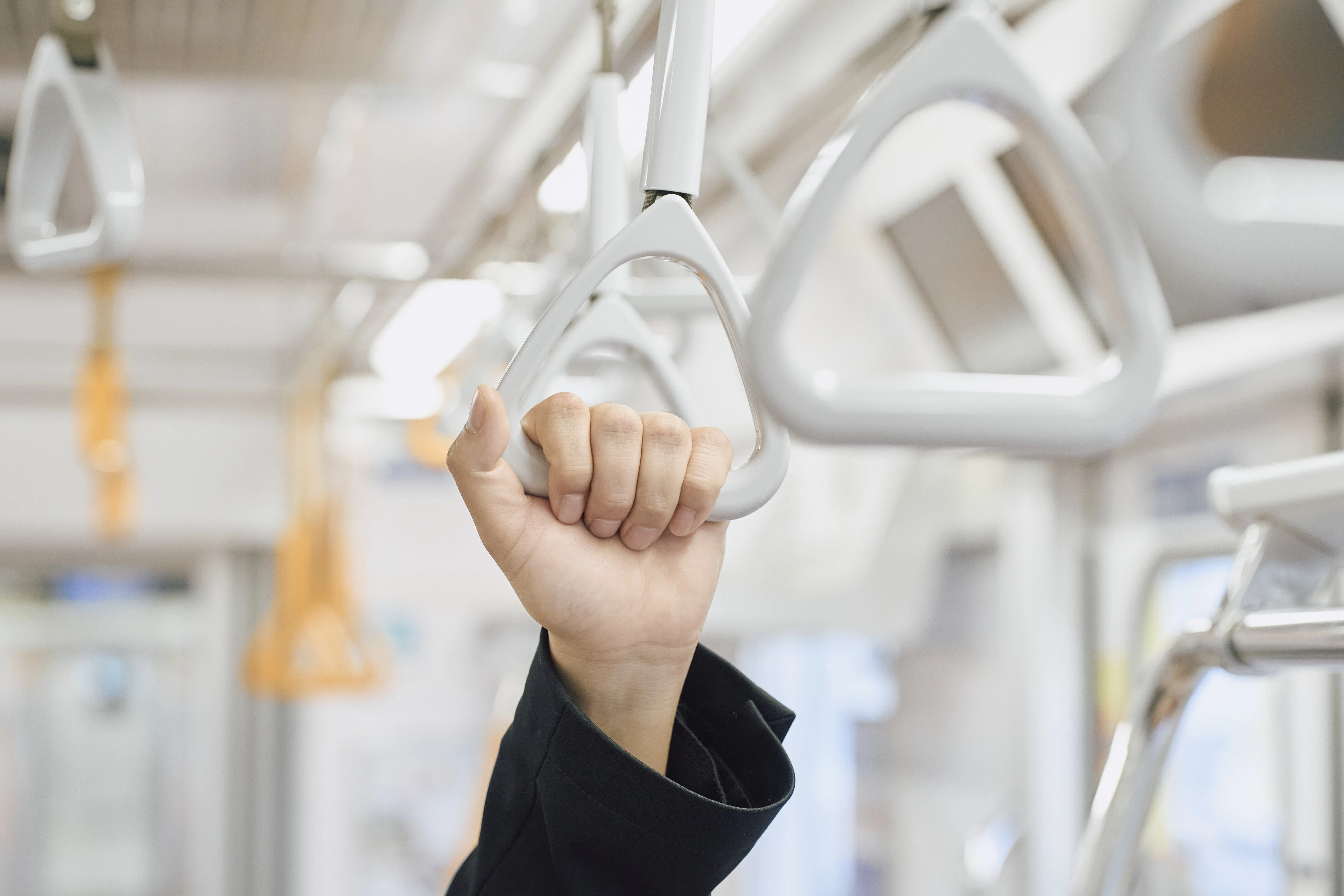 電車のつり革が、〇から△になったワケ。首都圏の地下鉄を支える東京
