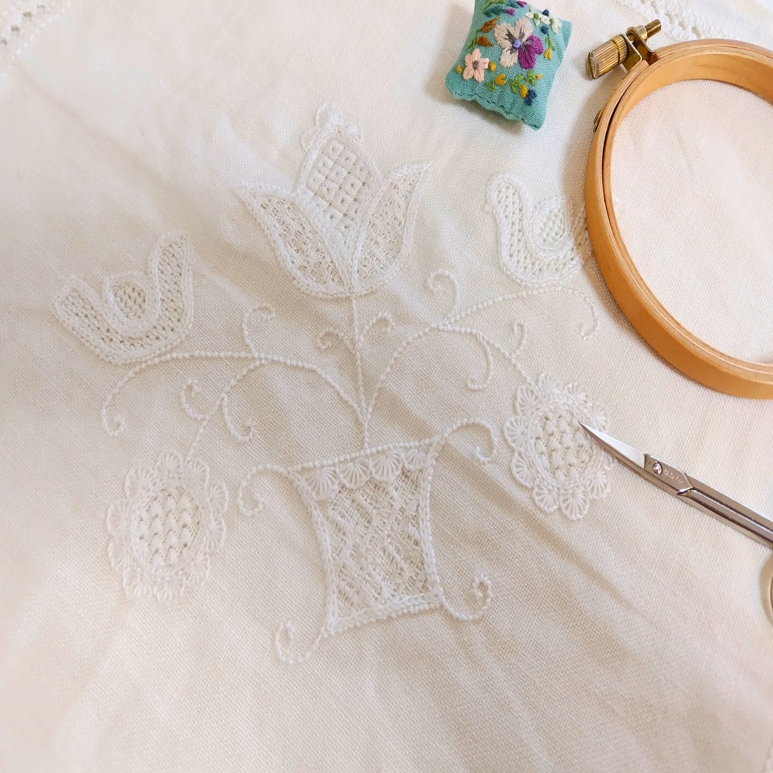 本 シュヴァルムの白糸刺繍