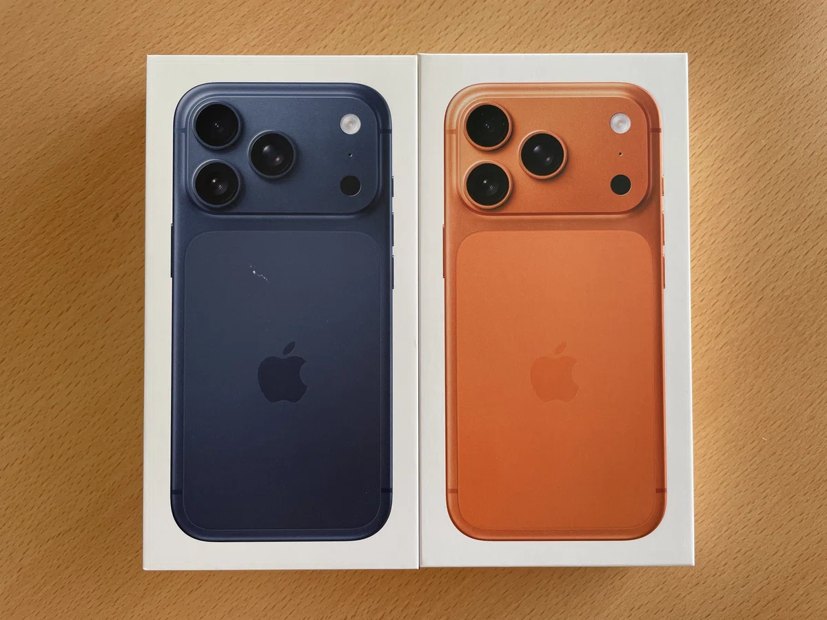 今回購入したiPhone17　Pro（ディープブルー、オレンジ）