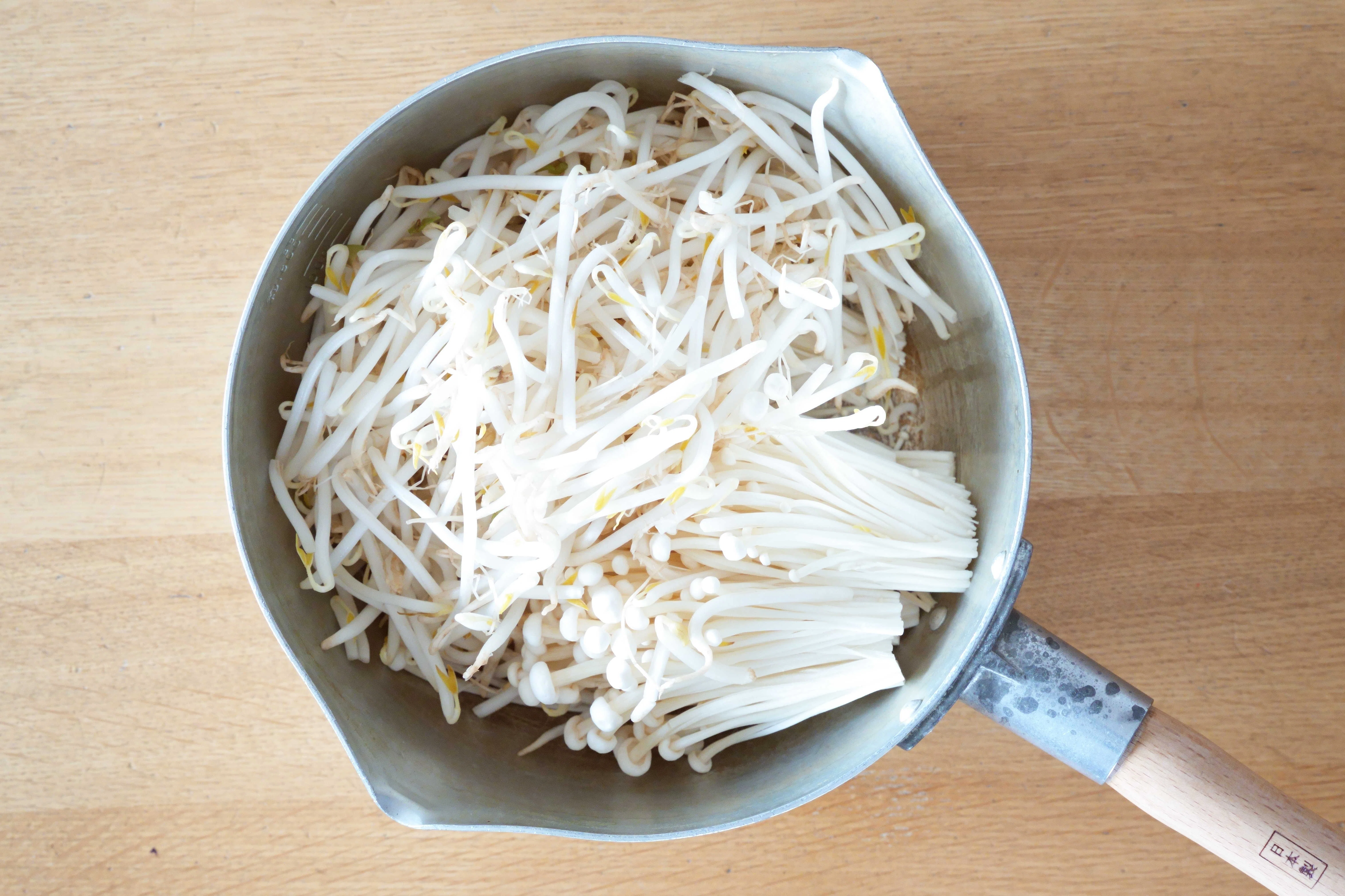 財布にやさしい副菜レシピあり〼「くたくたもやしとえのきの中華