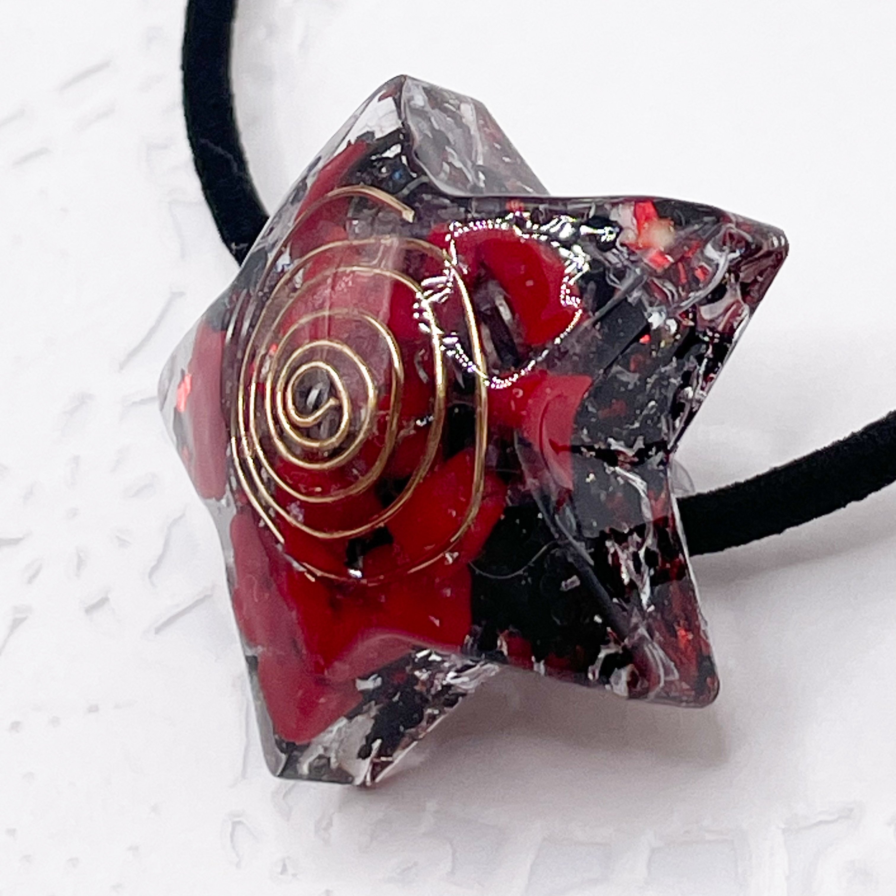 まとうだけで空気が変わる。星型オルゴナイトが揺れる天然石ヘアゴム