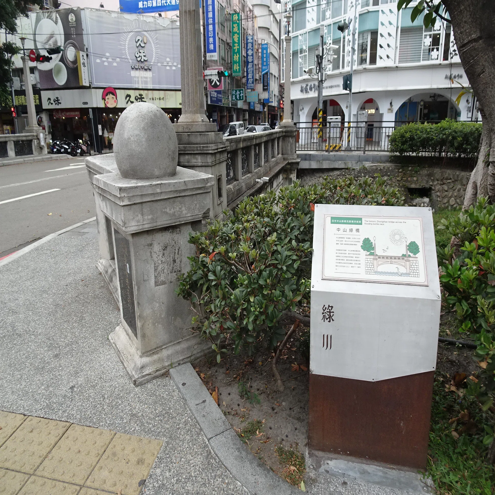 台中の“日常”を歩く。小さな電子街と洪瑞珍の三明治｜門田和雄