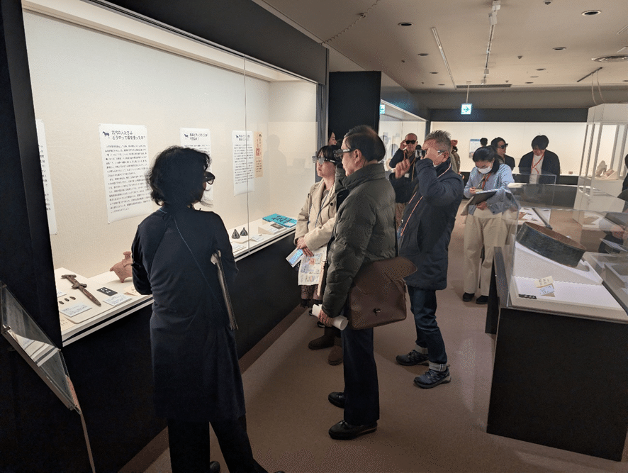 古代オリエント博物館での実証の様子。複数人がスマートグラスを装着しながら展示物を鑑賞している。