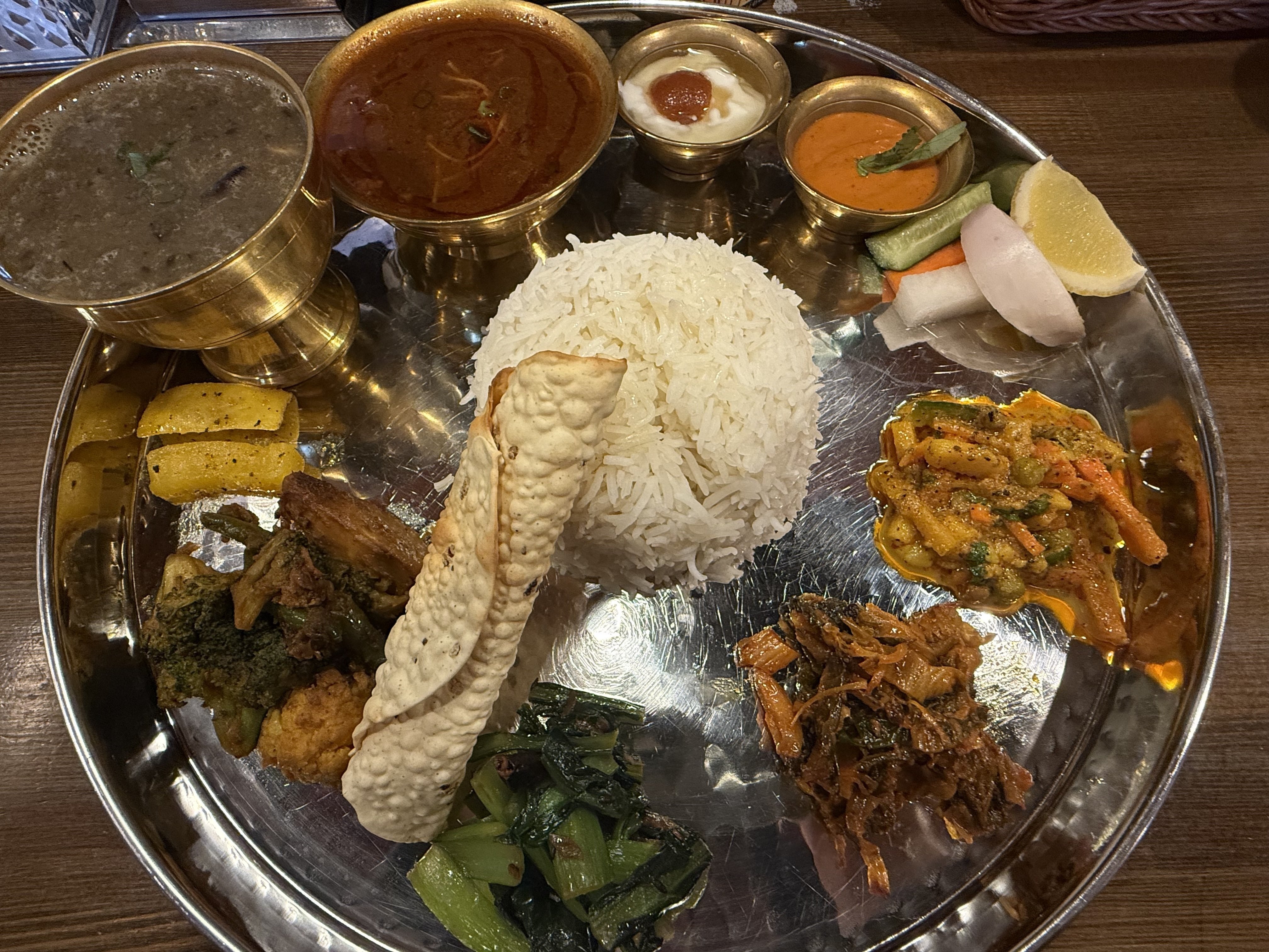 おかずの宝庫】ネパールの定食料理は混ぜるほど美味い！｜仙台・KUMARI