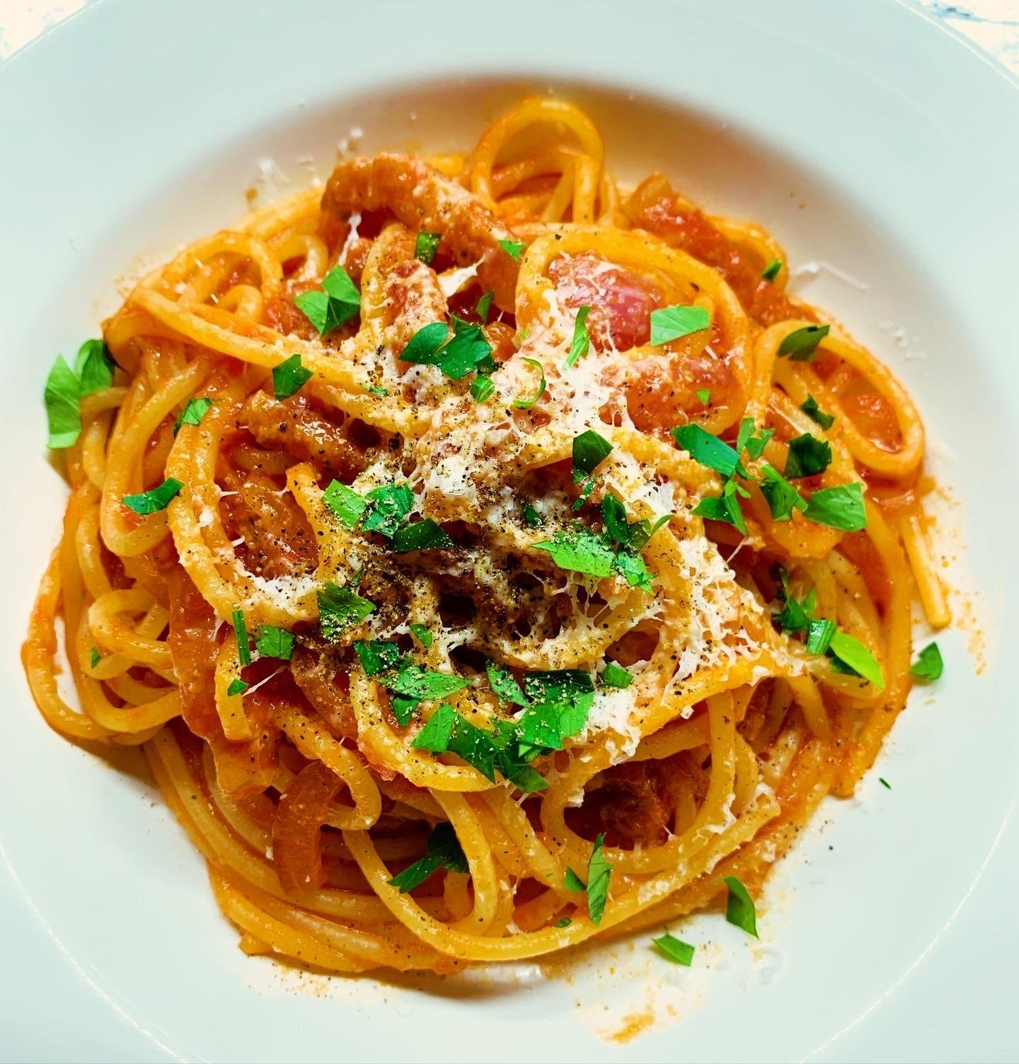 グアンチャーレと赤玉ねぎのアマトリチャーナ