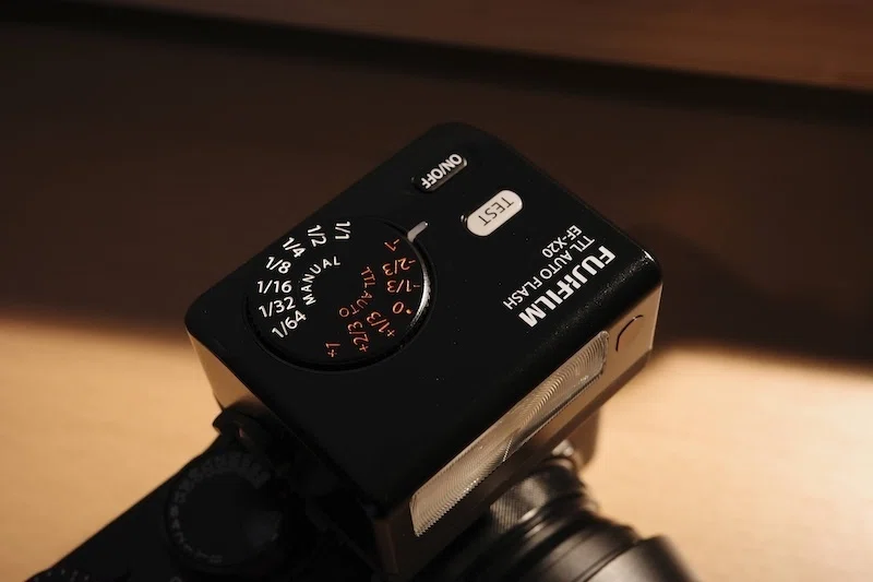 FUJIFILM EF-X20 デザインだけ紹介｜コンデジタロウ
