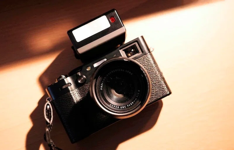 FUJIFILM EF-X20 デザインだけ紹介｜コンデジタロウ