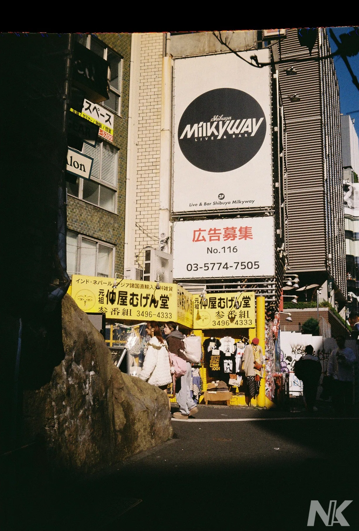 Walking the back alleys of Shibuya with a CONTAX TVS｜nika