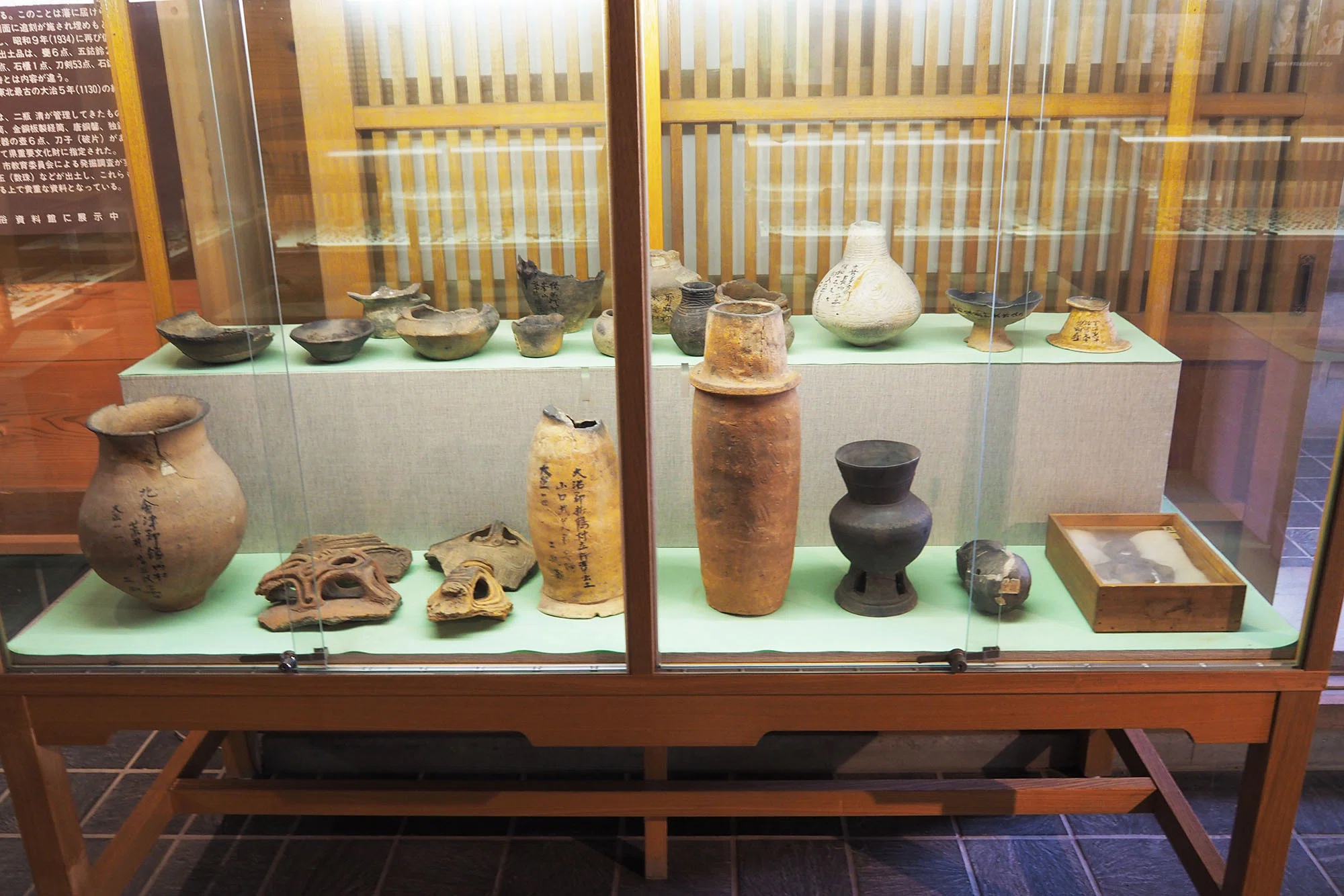 遮光器？土偶とたくさんの石器ー喜多方蔵の里[JOMOSEUM]｜土