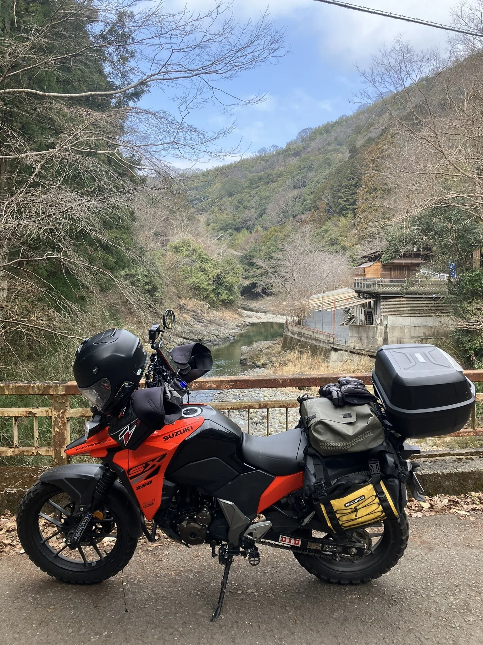 Vストローム250SXで行く、春の紀伊半島横断アドベンチャー。苔の廃村と