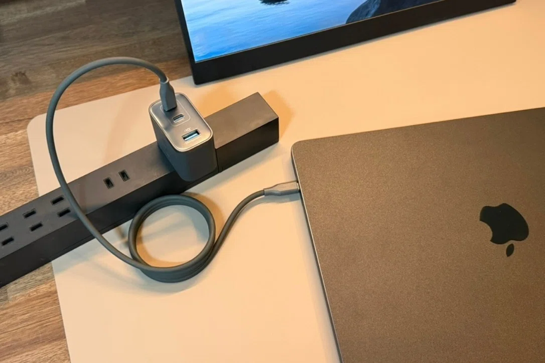 ポーチを開くだけでミニオフィス。私のガジェットポーチの中身