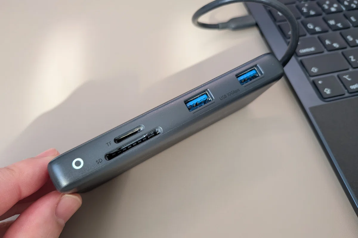 ポーチを開くだけでミニオフィス。私のガジェットポーチの中身