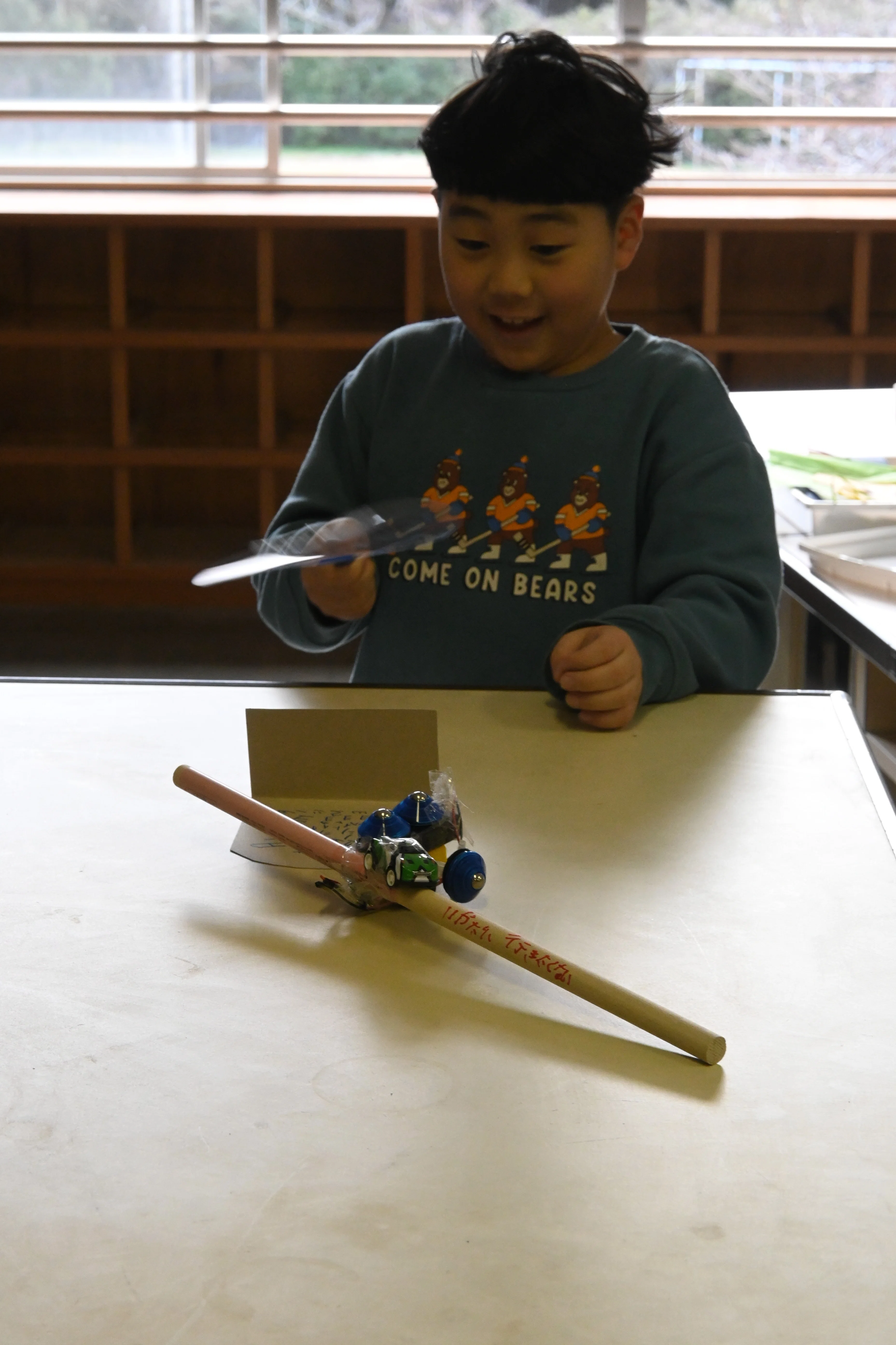 「学校」というゴールに行きたくないロボットをうちわであおる