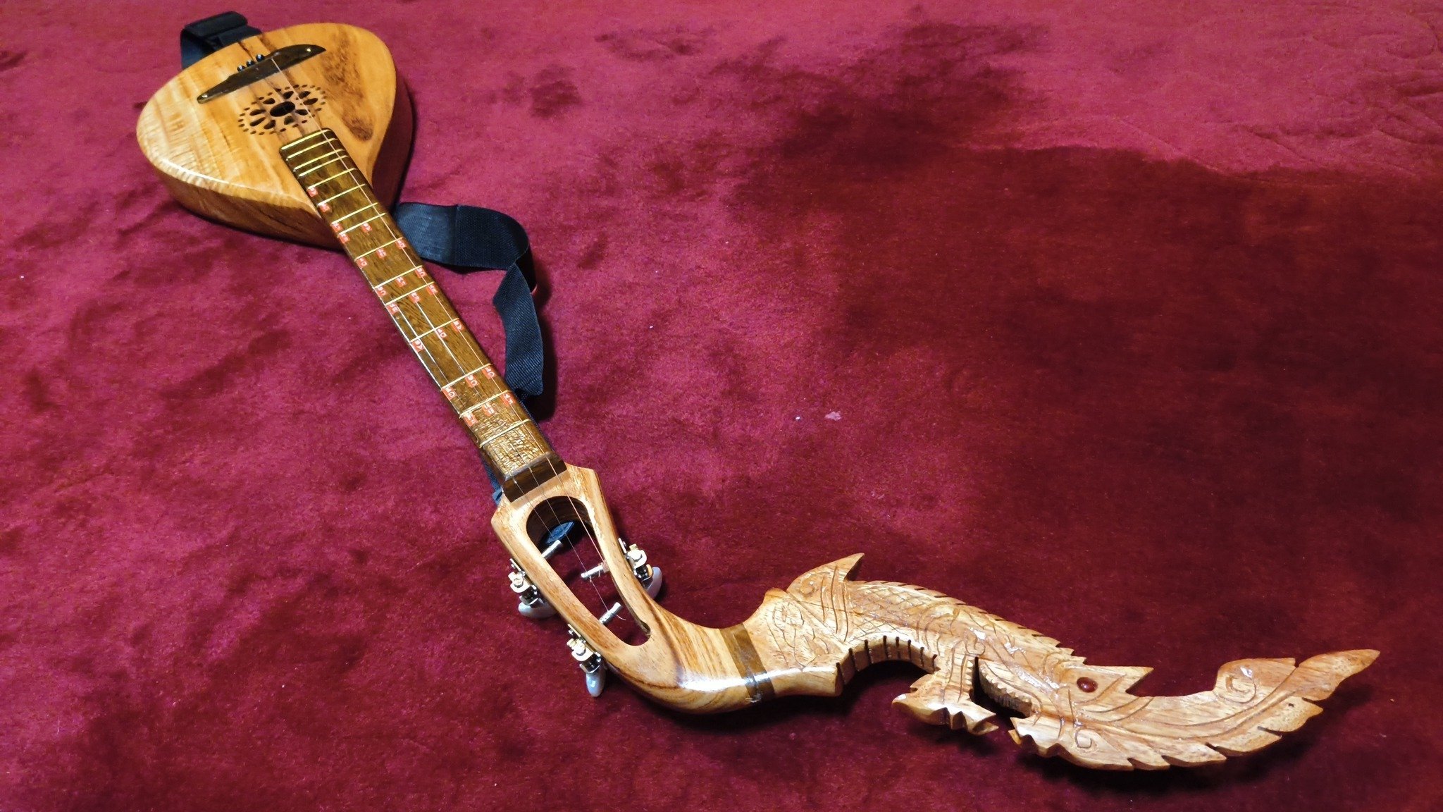 龍神様がやってきた（タイの楽器『ピン』の話）｜書肆萬年床（万年休眠中）