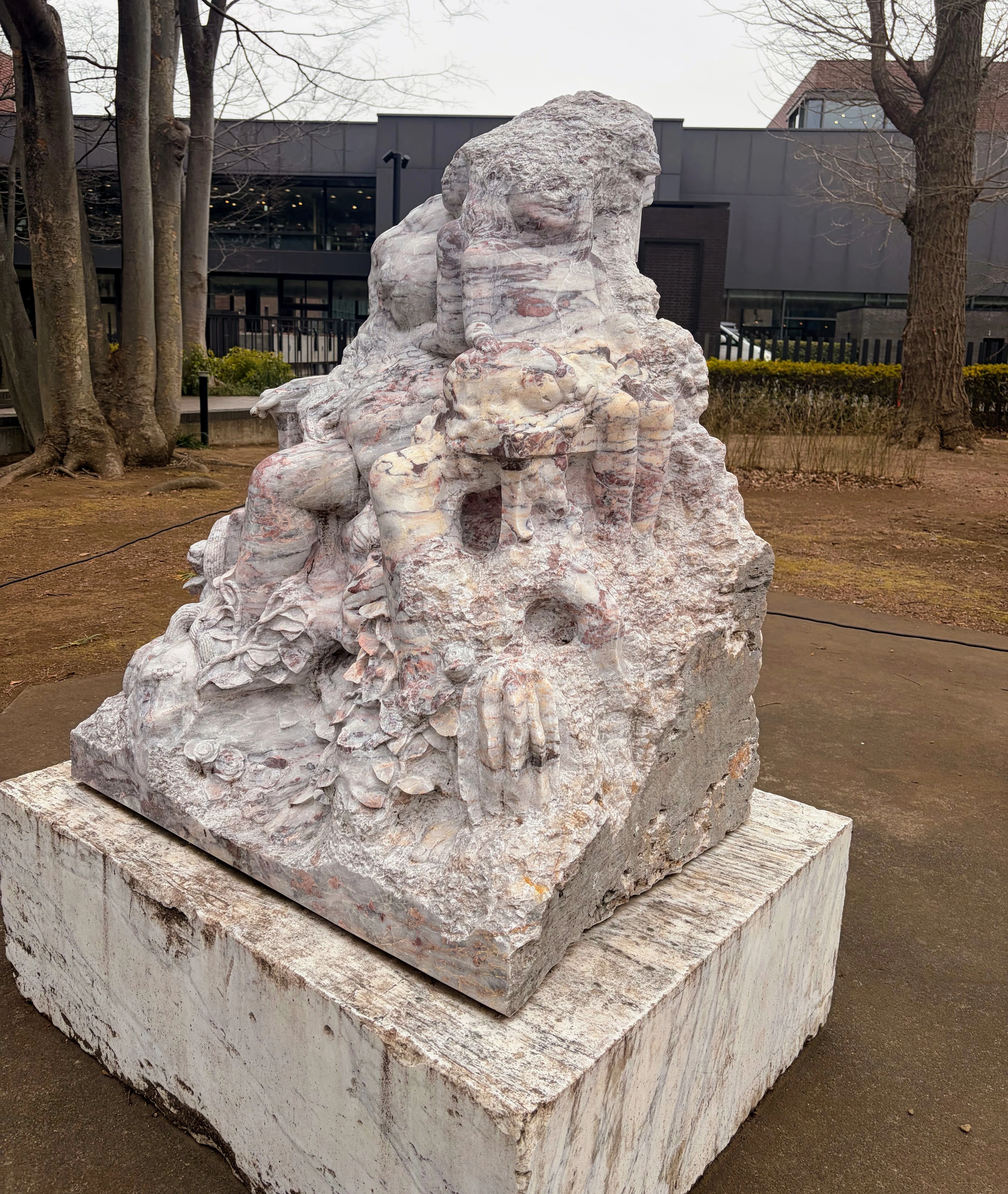 アートコラム】 石から溶け出す瑞々しい想い。藝大卒業制作展で出会っ