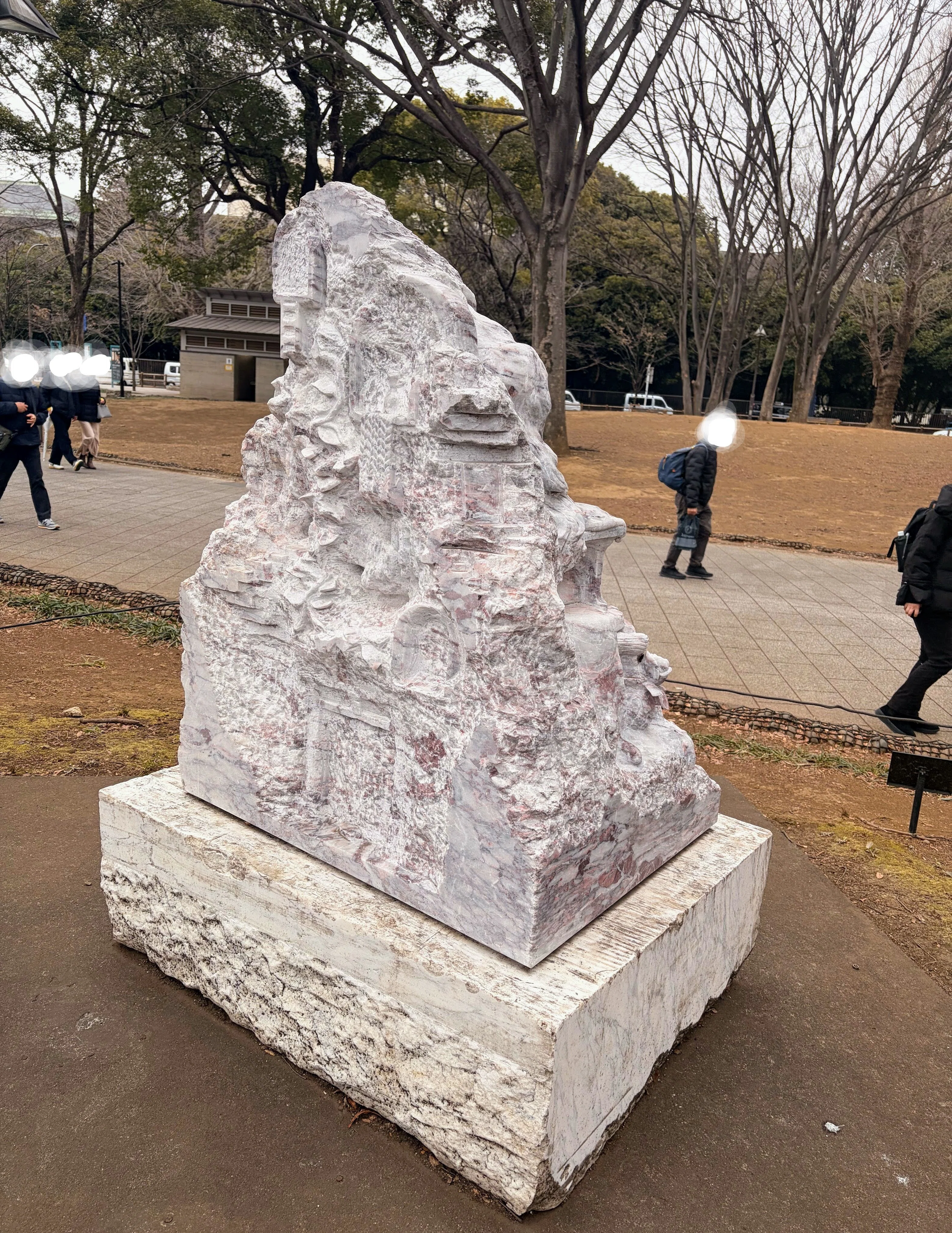 アートコラム】 石から溶け出す瑞々しい想い。藝大卒業制作展で出会っ