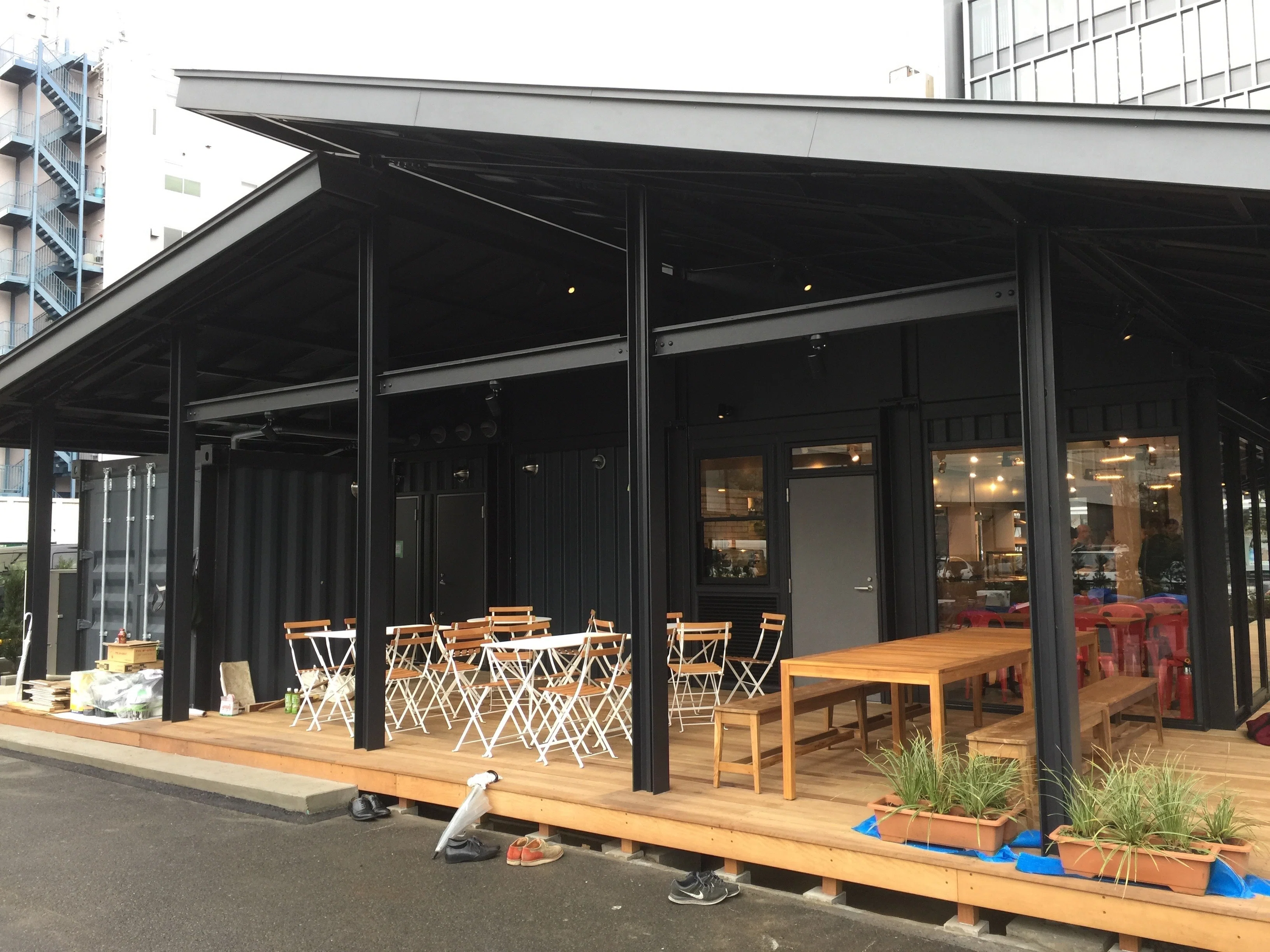 これがコンテナ？」と立ち止まらせる建築。四番町のCAFE「No.4」は