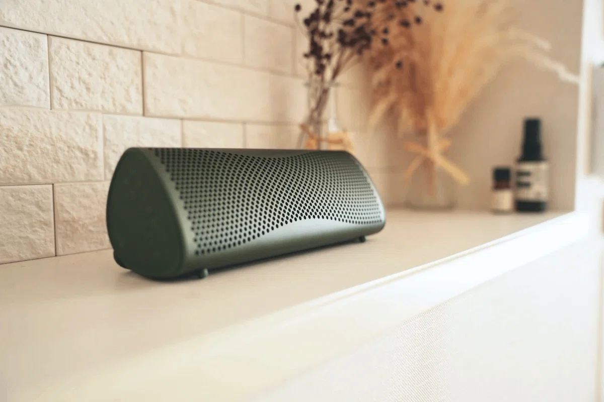 ポータブルは妥協の音」という呪いを解く。約4万円の『KEF Muo』が、僕
