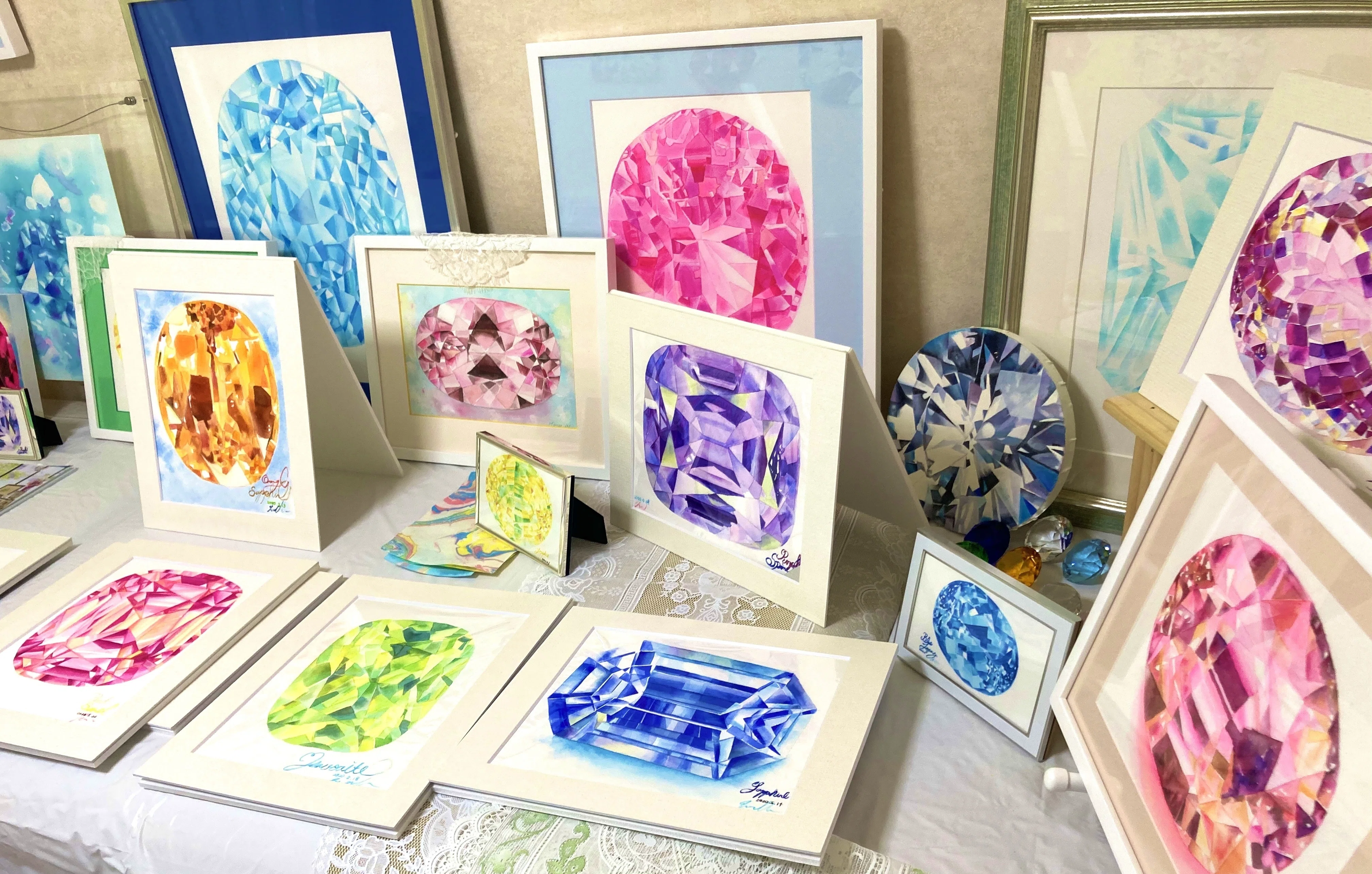 宝石の光をお部屋に飾るという発想 光を絵にする難しさ｜宝石絵師