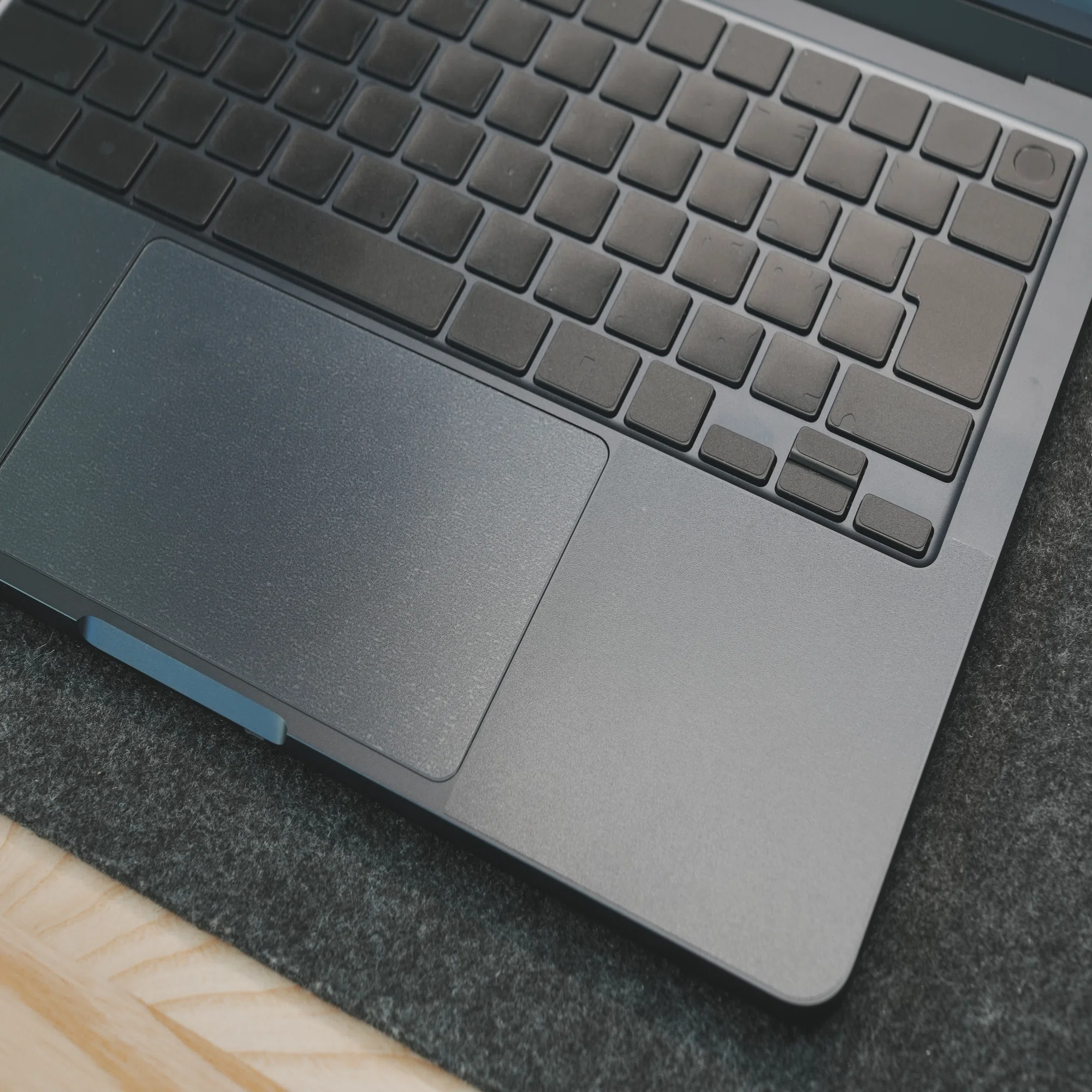 M4 MacBook Air ミッドナイトにオススメのアクセサリー5選｜ケイディー
