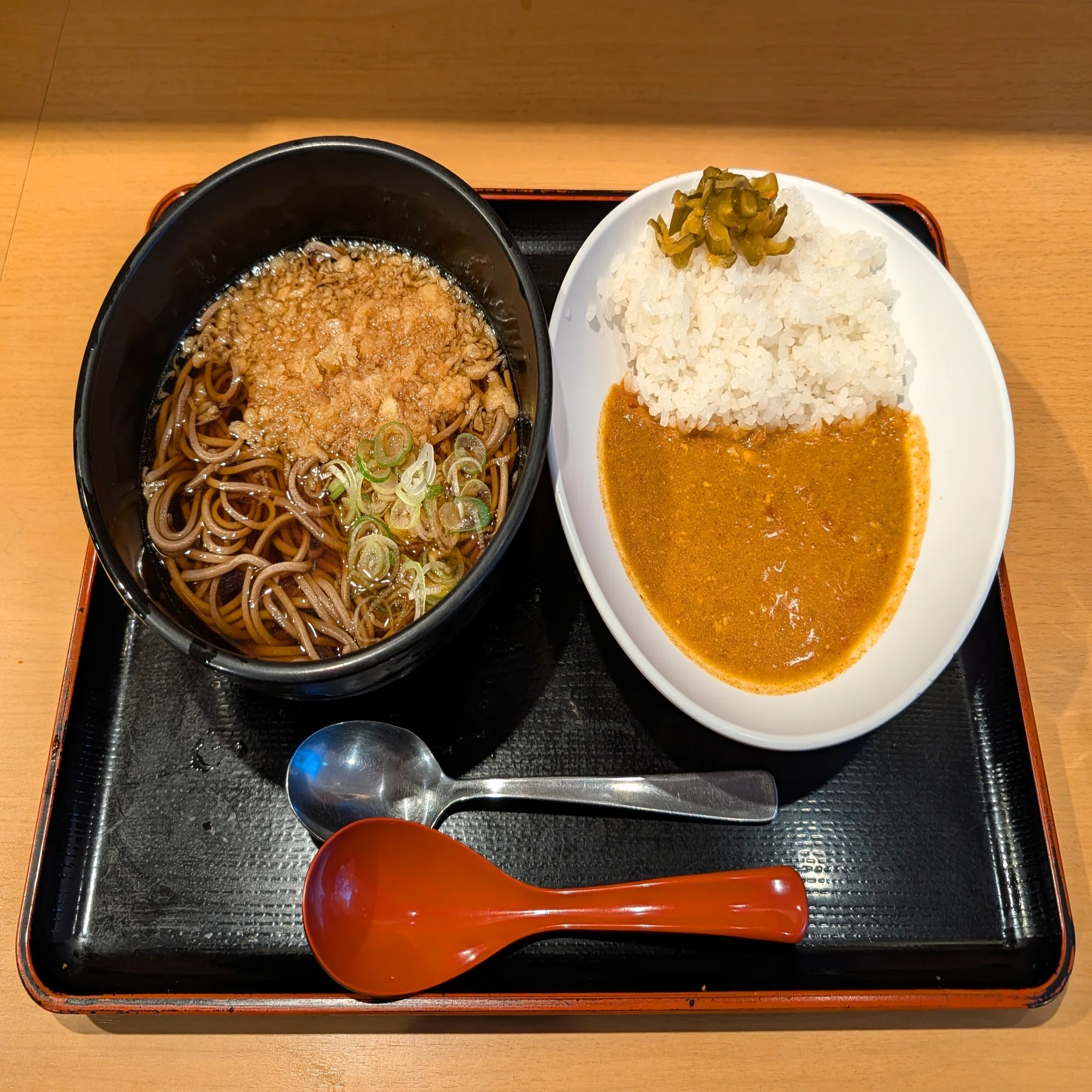 やみつきになる「カレー」／立ち食い蕎麦店「よもだそば」｜菅野ノリヒコ