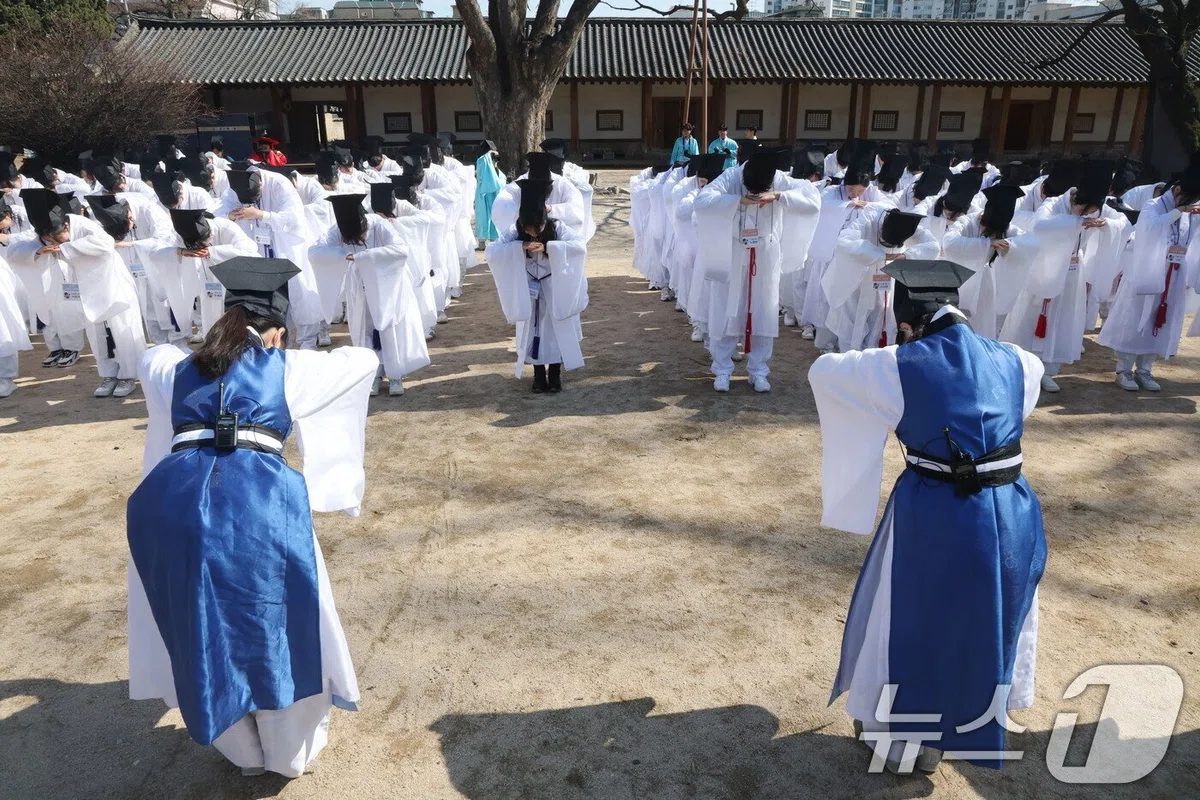 韓国の大学には今もなお、こんな伝統が残っている:成均館大学の新入生歓迎行事「新榜礼」の物語|MUICHIRO