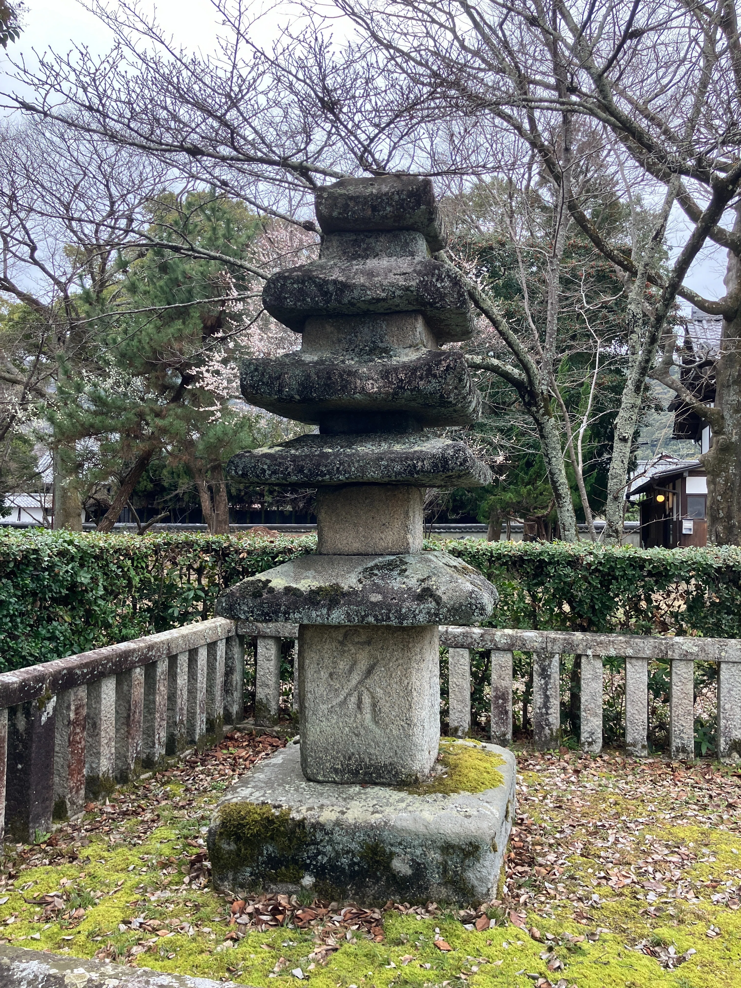 京都府内の石造物④：清凉寺宝篋印塔（伝・源融の墓）他清涼寺の石造物｜綾