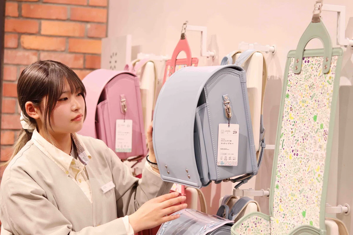10年前に書いた夢は「ランドセル屋さん」。母と同じ制服を着て、私が 