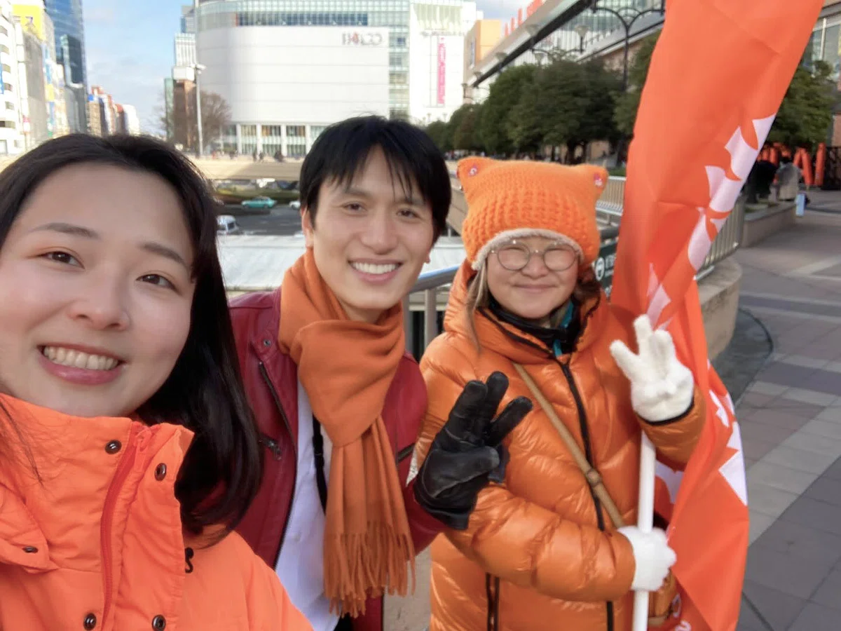赤と橙の“日本＆参政党コーデ”で朝の辻立ち。初心を思い出した月曜日 