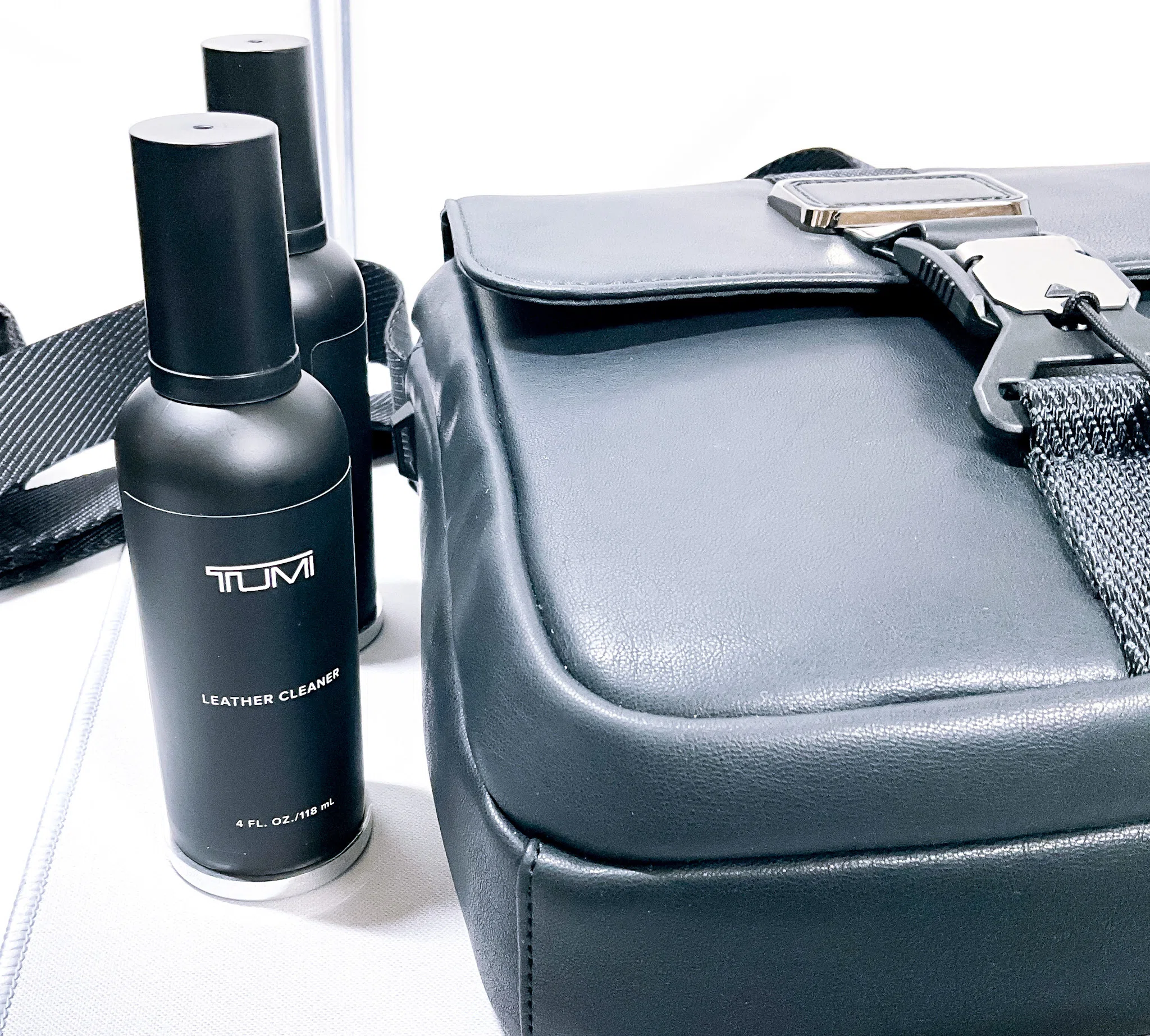 【丸洗 メンテ済】高級感フルレザー TUMI 96141D4 パッド劣化対応済 TUMI】「レザー・クリーナー」で汚れを落とす【TUMI製品のレザー