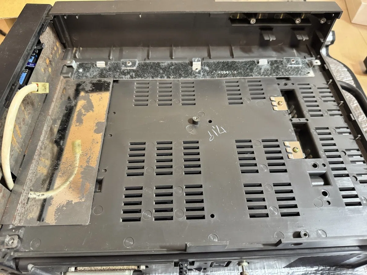 X68000 XVI 修理記録② - 分解 - ー 殻を開けたら、そこは「絶望」の